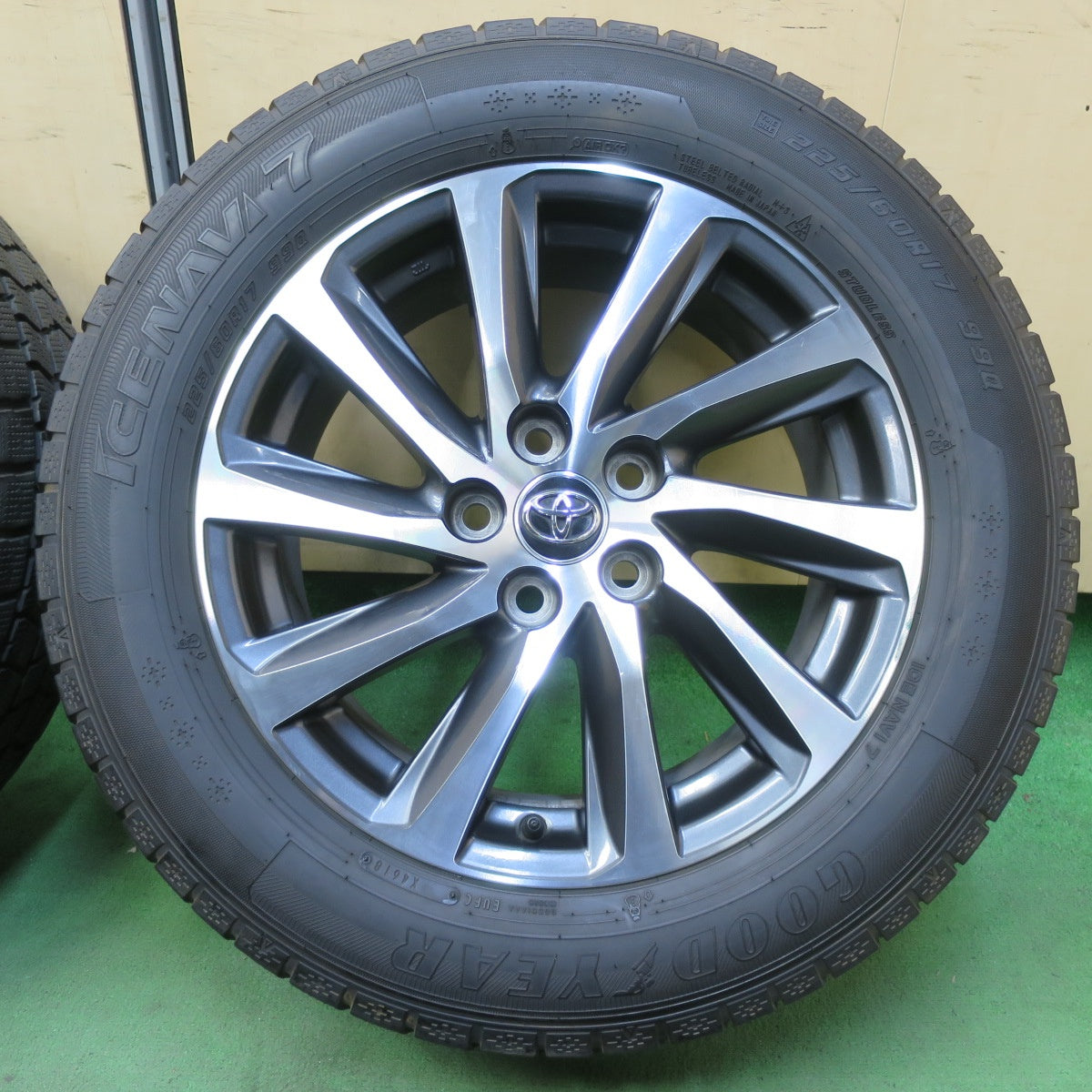 キレイ★トヨタ 30系 アルファード ヴェルファイア 純正 225/60R17 スタッドレス グッドイヤー アイスナビ7 17インチ PCD114.3/5H★5082306イス