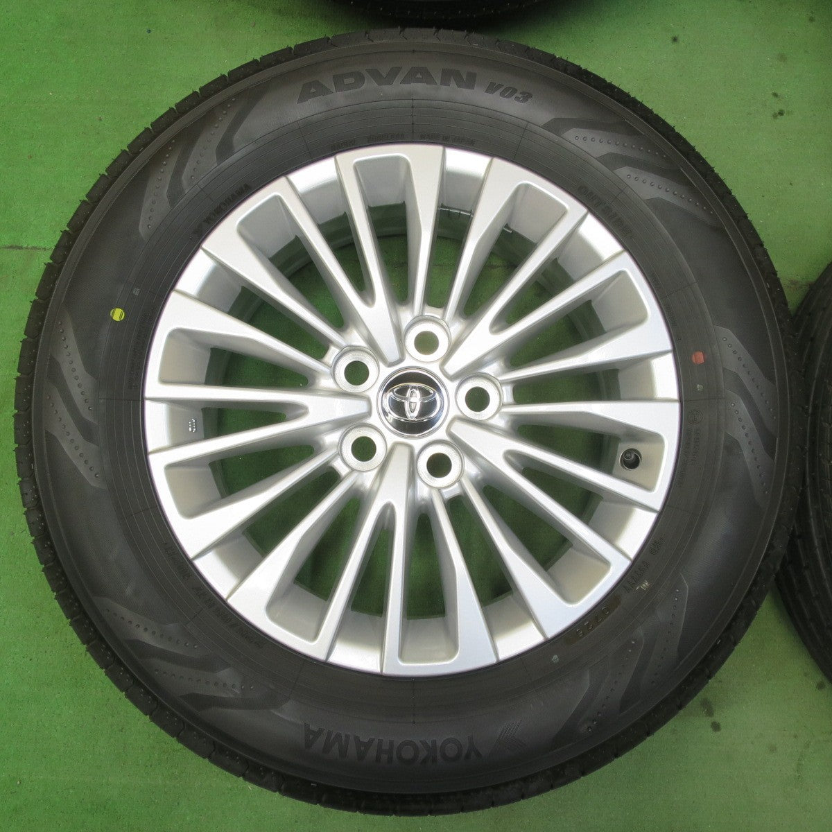新車外し!25年★トヨタ 40系 アルファード 純正 225/65R17 ヨコハマ アドバン V03 17インチ PCD120/5H★5062402イノ