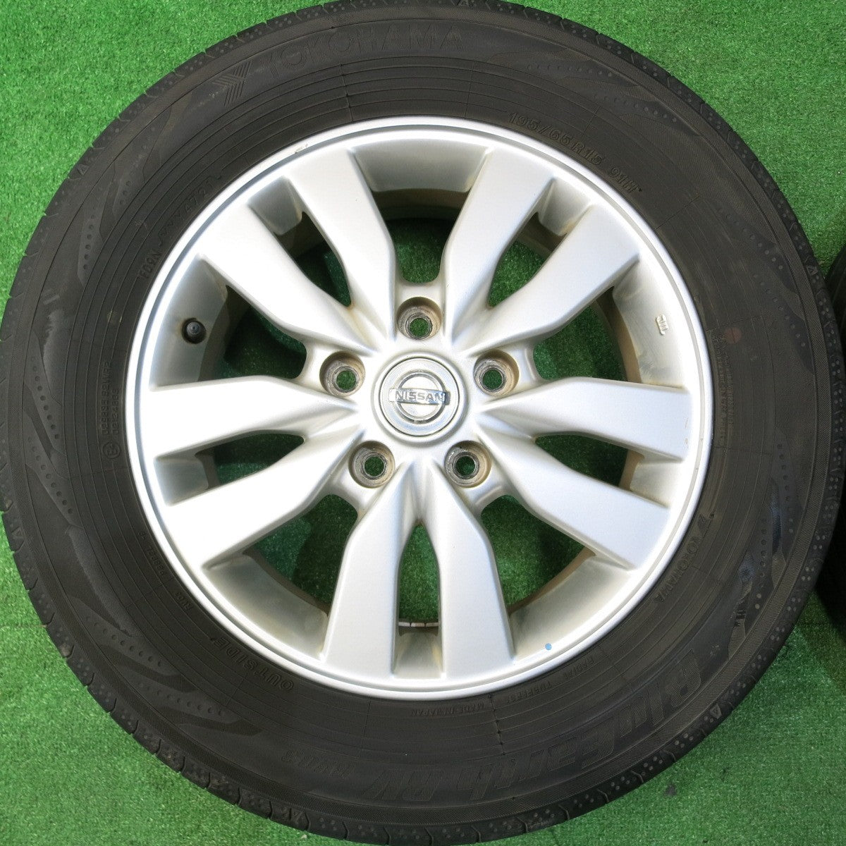 バリ溝!21年!9.5分★日産 セレナ 純正 195/65R15 ヨコハマ BluEarth-RV RV03 15インチ ブルーアース PCD114.3/5H★5062704HAノ
