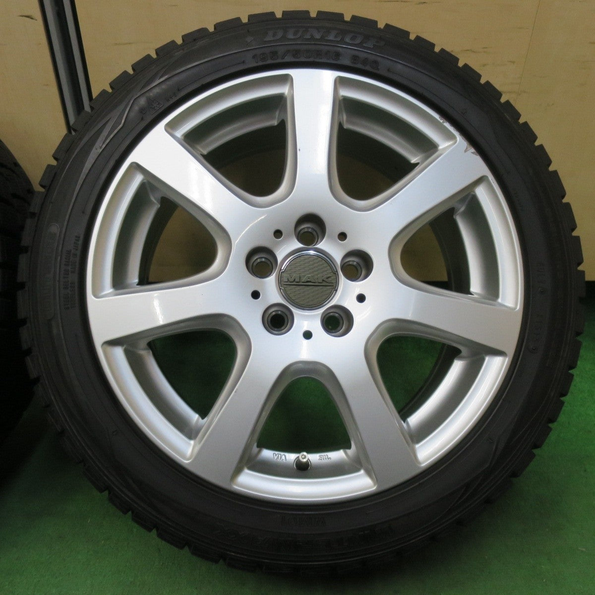 バリ溝!9.5分★ワーゲン 等 MAK DOLOMITI 195/50R16 スタッドレス ダンロップ ウインターマックス WM01 ドロミテ 16インチ PCD100/5H★5011302イス