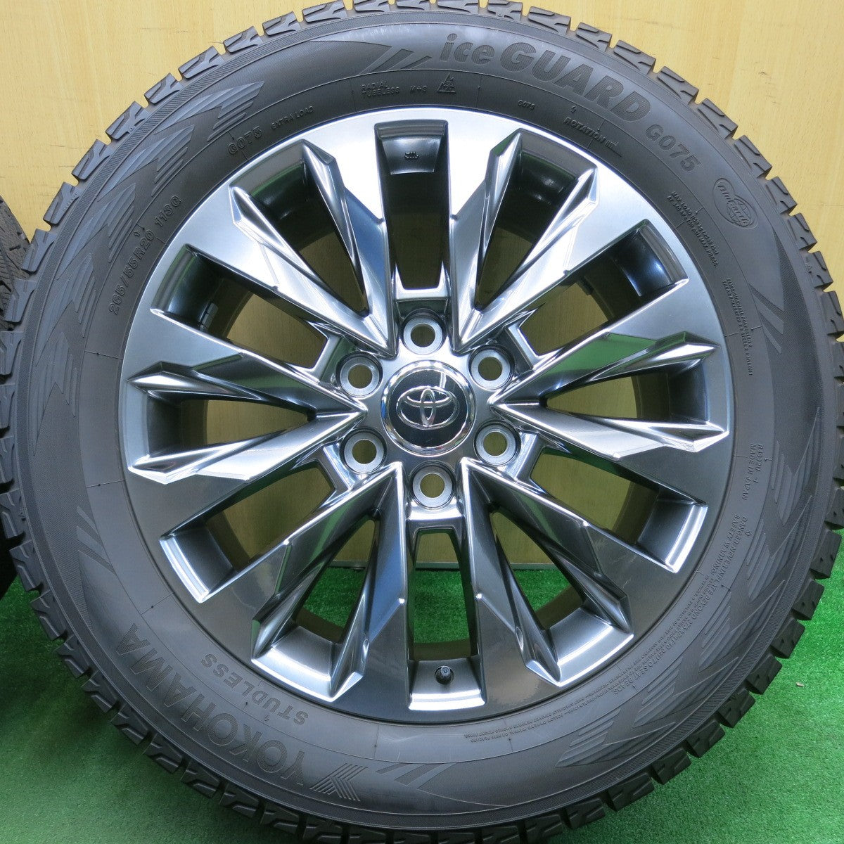 バリ溝!23年!キレイ!9.5分以上★トヨタ ランドクルーザー 300 ZX 純正 265/55R20 スタッドレス ヨコハマ アイスガード G075 20インチ ランクル PCD139.7/6H★5050211HAス