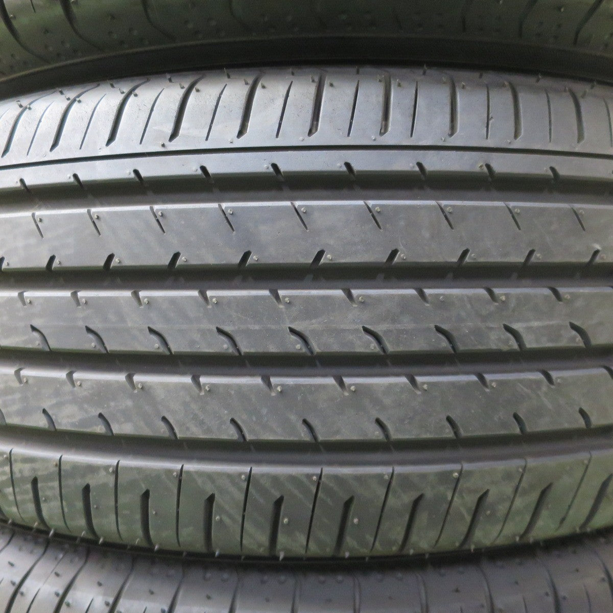 新車外し!24年◎225/65R17 ヨコハマ アドバン V03 タイヤ 17インチ 40系 アルファード ヴェルファイア レクサス NX ハリアー RAV4 等◎6080702NGノタ