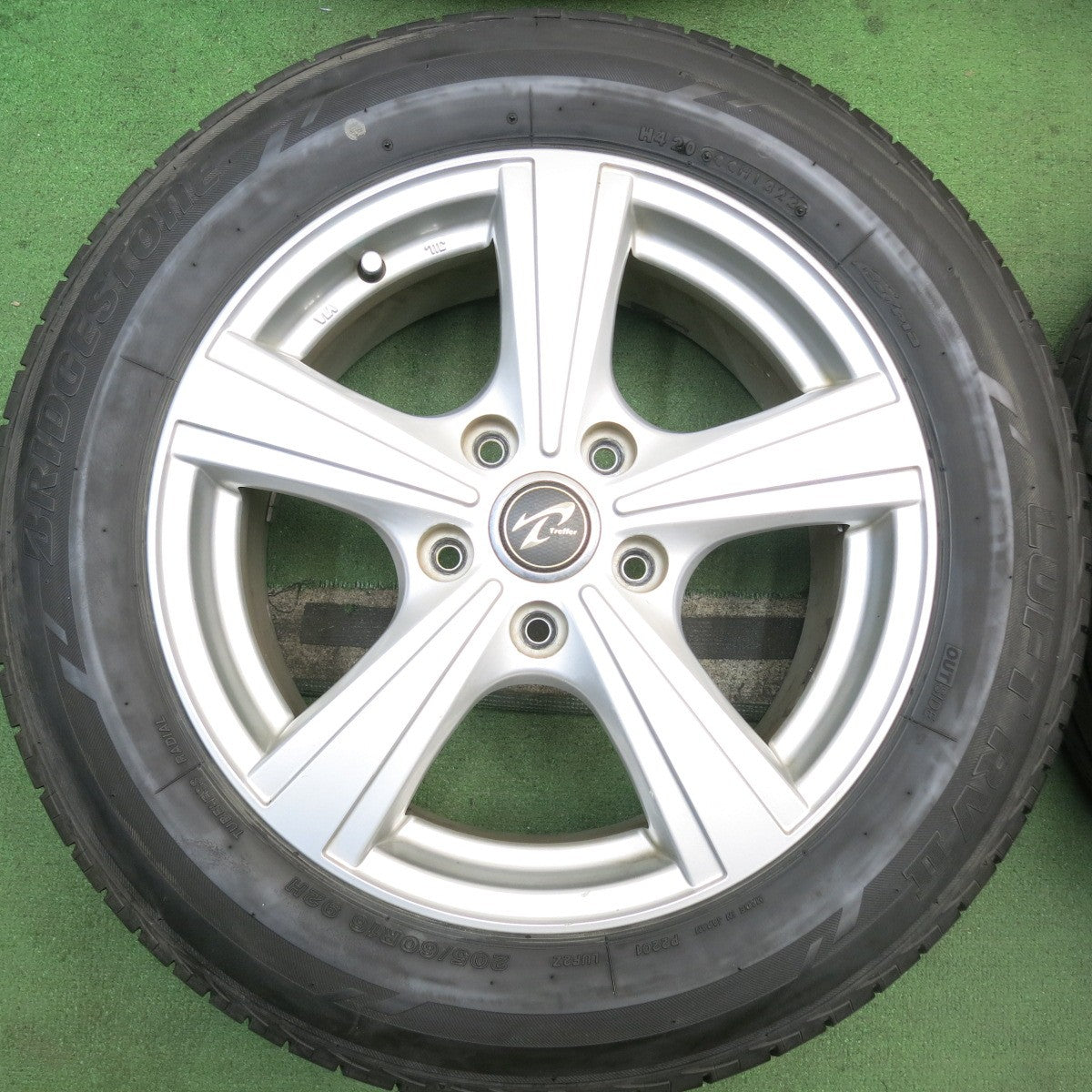 バリ溝!23年!9.5分★205/60R16 ブリヂストン LUFT RV2 Treffer トレファー 16インチ PCD114.3/5H★5092706HAノ