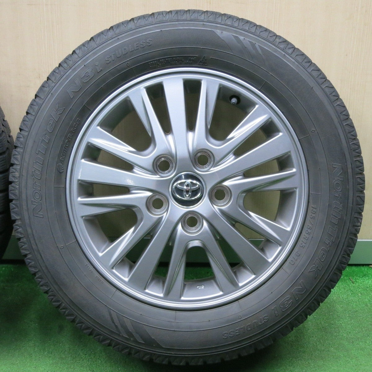 バリ溝!キレイ!9分★トヨタ 80系 ノア ヴォクシー 純正 195/65R15 スタッドレス オートバックス ノーストレック N3i 15インチ PCD114.3/5H★5010503NJス