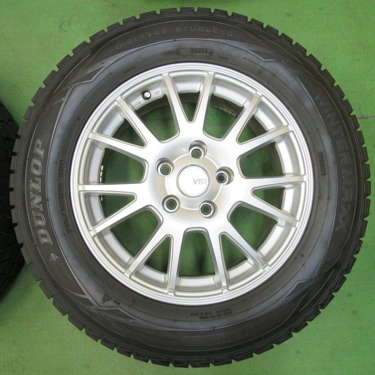バリ溝!キレイ!ほぼ10分★スタッドレス 215/65R16 ダンロップ ウインターマックス WM01 VTO 社外 アルミ 16インチ PCD114.3/5H★5031704イス