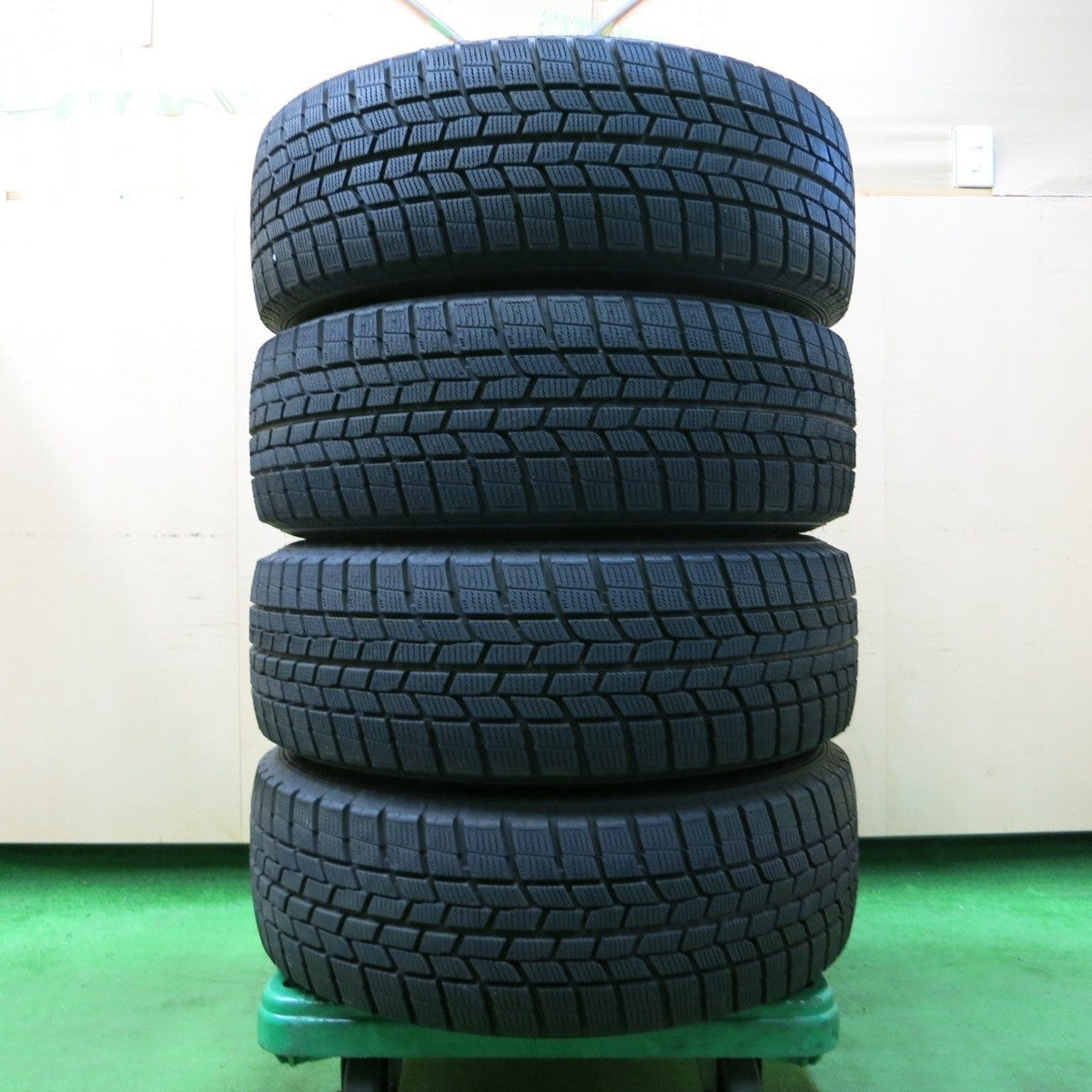バリ溝!キレイ!ほぼ10分★スタッドレス 225/60R17 グッドイヤー アイスナビ6 SCHNEIDER PCD114.3/5H★4051704イス