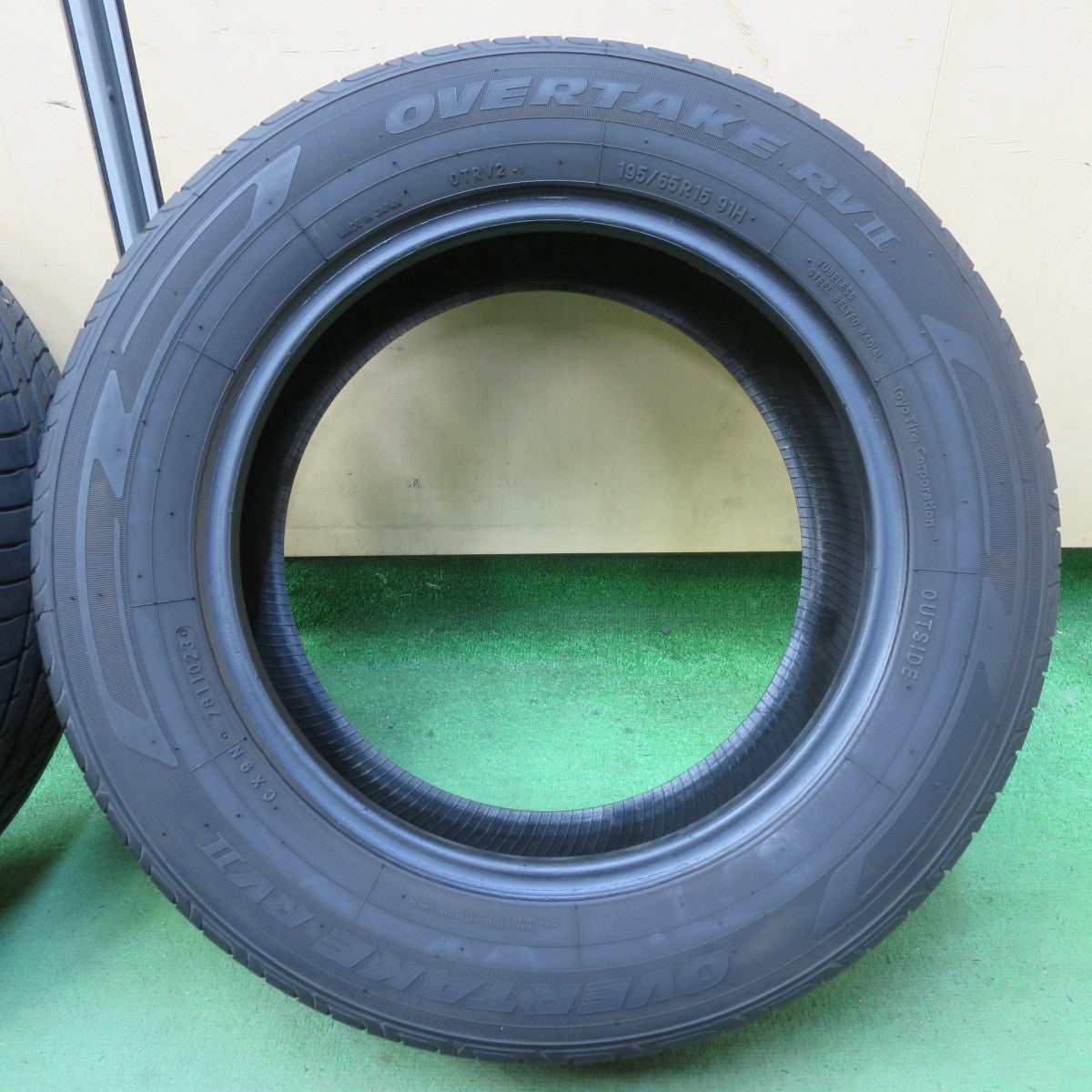 バリ溝!23年!9.5分★195/65R15 オーバーテイク RV2 トーヨー製 OVERTAKE タイヤ 15インチ プリウス ノア ヴォクシー セレナ 等★5072203イノタ