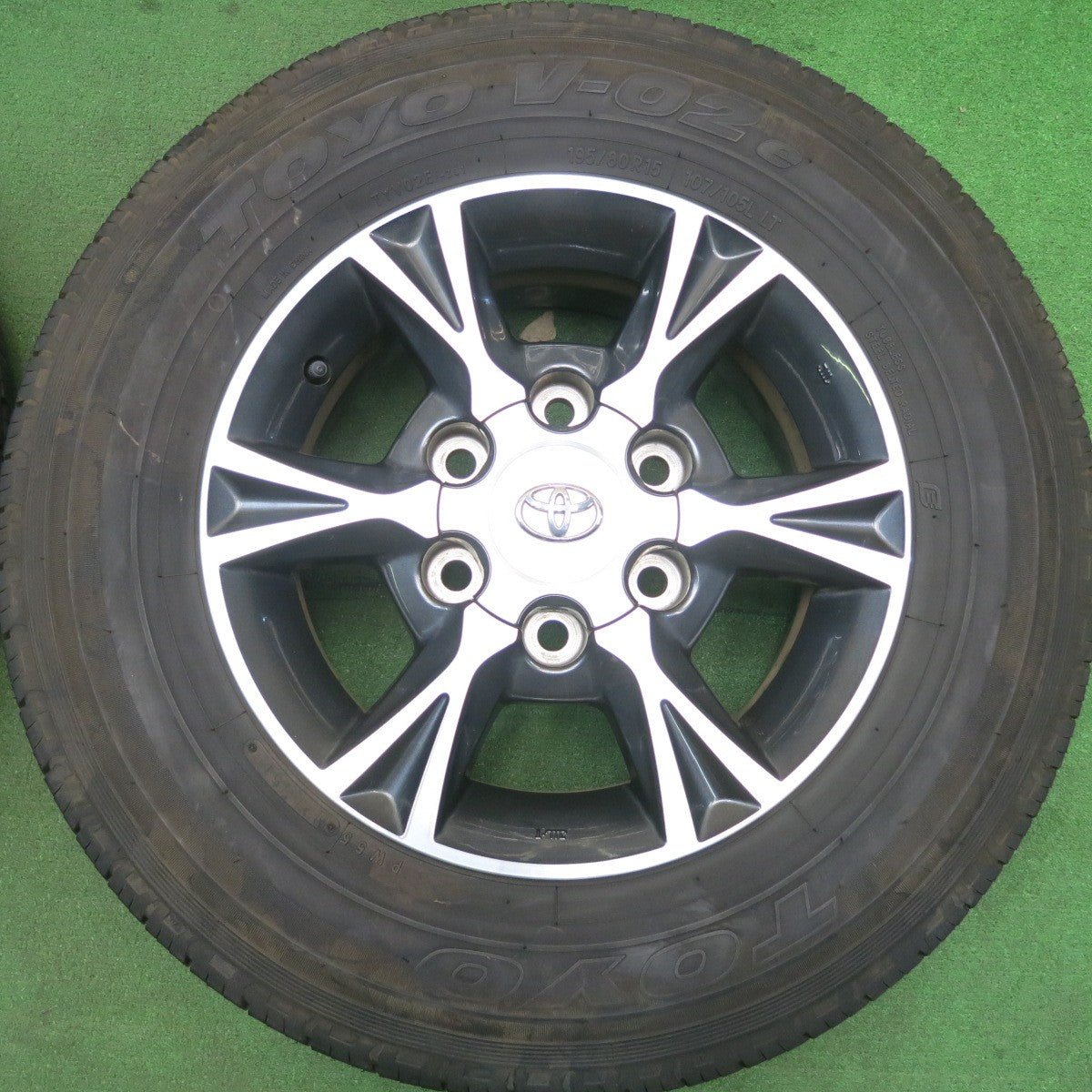 バリ溝!9.5分★トヨタ 200系 ハイエース 純正 OP 195/80R15 107/105L トーヨー V-02e 15インチ PCD139.7/6H★5052304HAノ