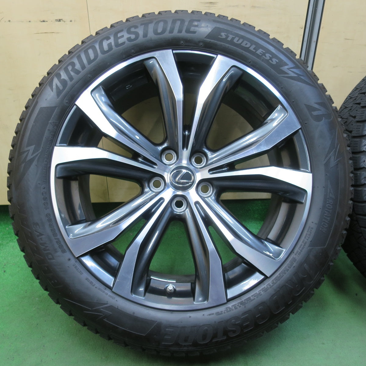 センサー付!キレイ!21年★レクサス RX バージョンL 純正 235/55R20 スタッドレス ブリヂストン ブリザック DM-V3 20インチ PCD114.3/5H★5042607イス
