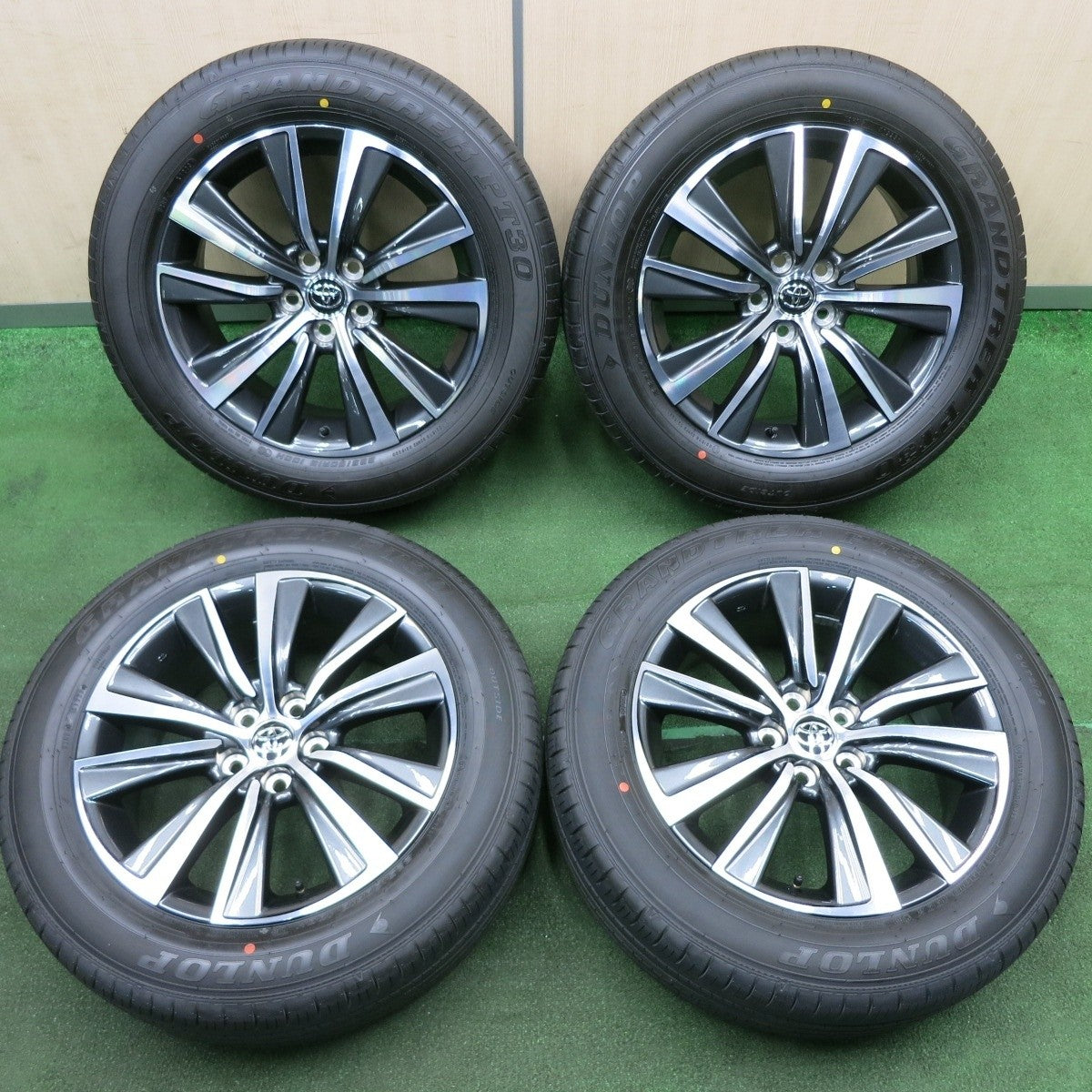 新車外し!23年★トヨタ 80系 ハリアー Gグレード 純正 225/60R18 ダンロップ グラントレック PT30 PCD114.3/5H★4041004TNノ
