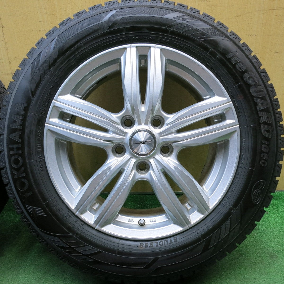 バリ溝!24年!キレイ!9.5分以上★スタッドレス 205/65R16 ヨコハマ アイスガード iG60 JOKER ジョーカー 16インチ PCD114.3/5H★5092006HAス