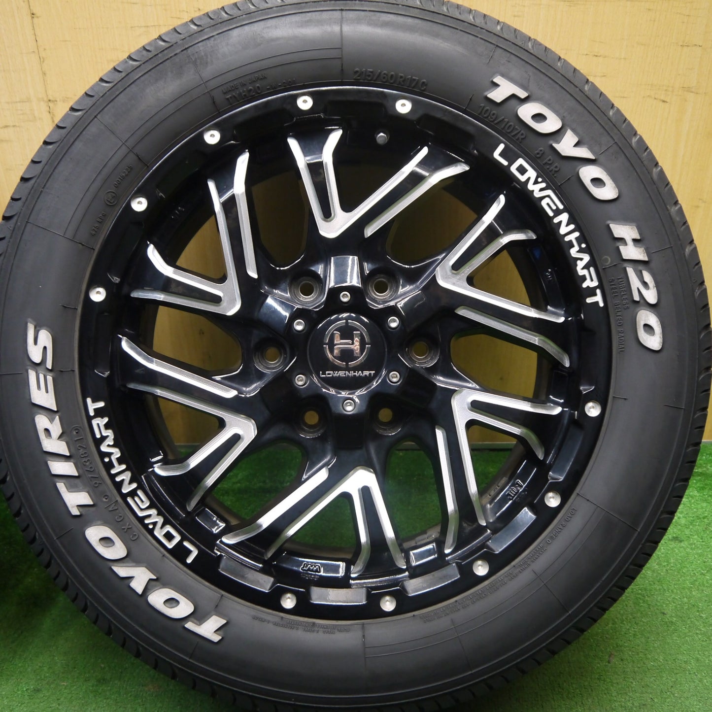 バリ溝!21年!キレイ!9.5分★Lowenhart GXL206 215/60R17C 109/107R 8PR トーヨー H20 ホワイトレター レーベンハート 17インチ PCD139.7/6H★5061104Hノ