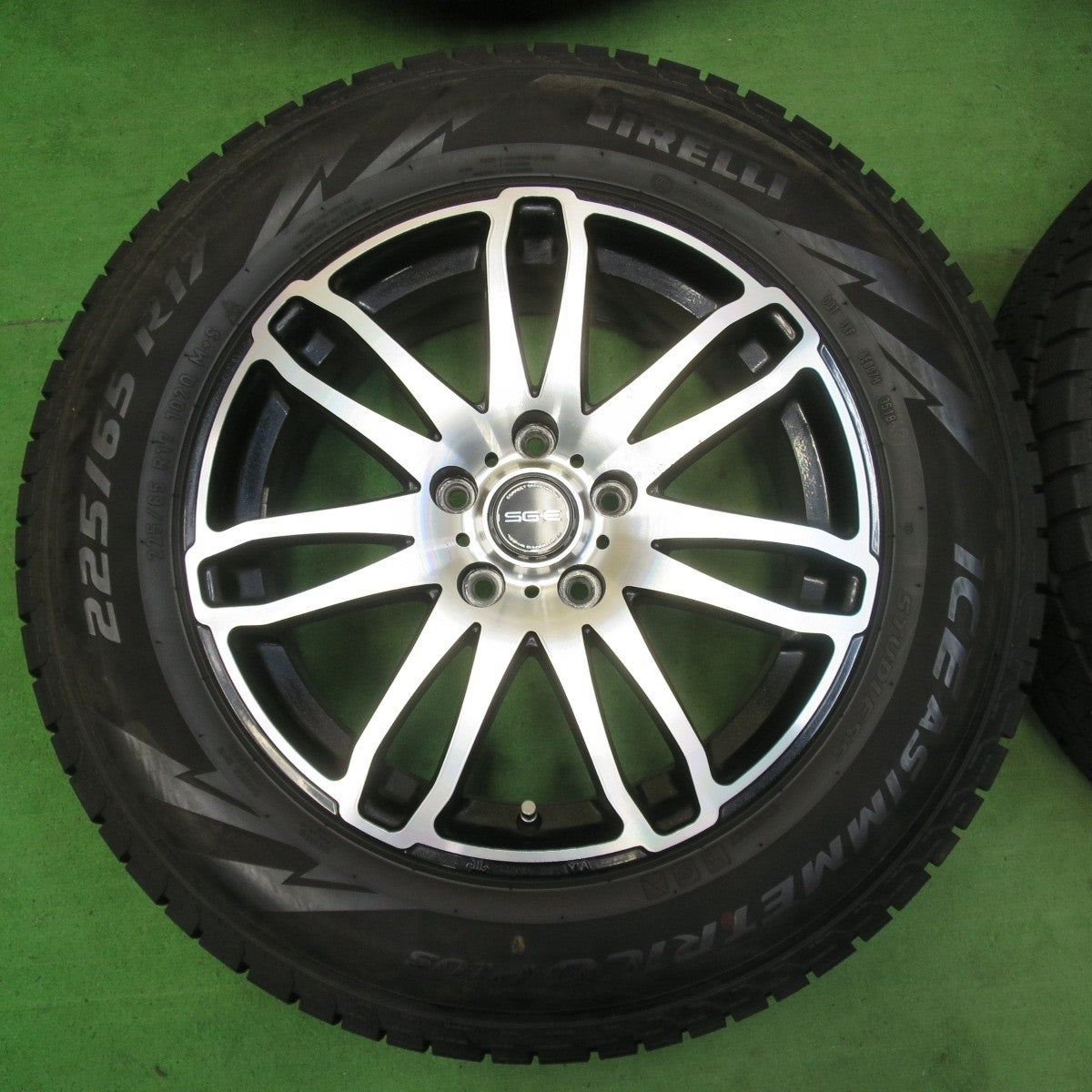 バリ溝!9.5分以上★スタッドレス 225/65R17 ピレリ アイスアシンメトリコ プラス SG-E 社外 アルミ 17インチ PCD114.3/5H★5031301イス