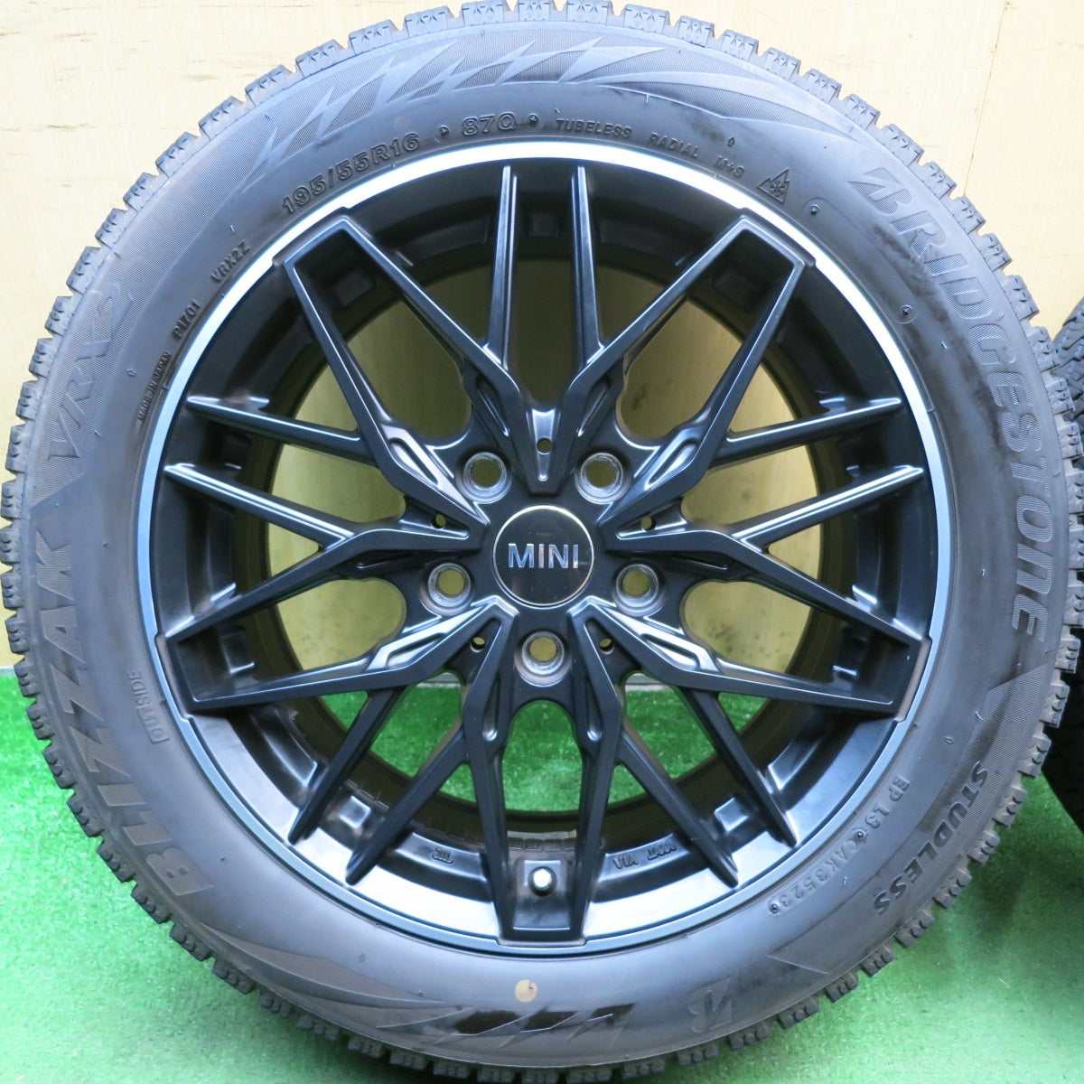 バリ溝!23年!キレイ!9.5分◎BMW MINI 等 EUROBAHN nurburg MTX 195/55R16 スタッドレス ブリヂストン ブリザック VRX2 ユーロバーン ニュルブルグ 16インチ PCD112/5H◎6101107HAス
