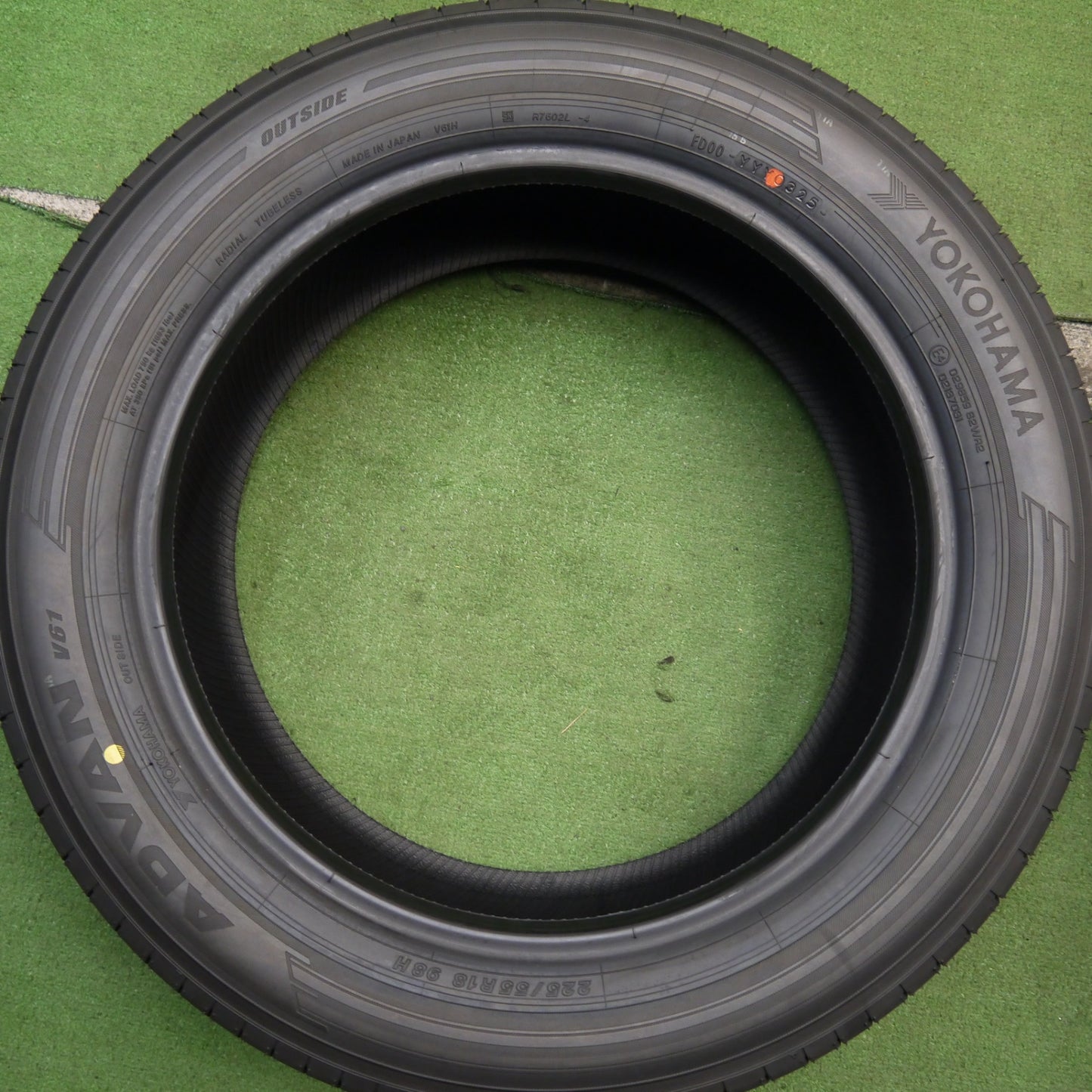 新車外し!25年★225/55R18 ヨコハマ アドバン V61 タイヤ 18インチ レクサス LBX エクストレイル フォレスター デリカD:5 等★5062306Hノタ