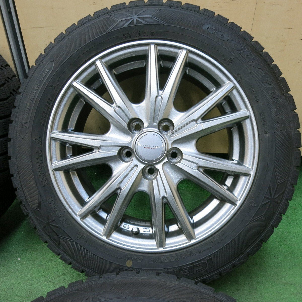 バリ溝!キレイ!9分★シエンタ 等 185/60R15 スタッドレス グッドイヤー アイスナビ6 VELVA KEVIN ヴェルヴァ 15インチ PCD100/5H★5010808SYス