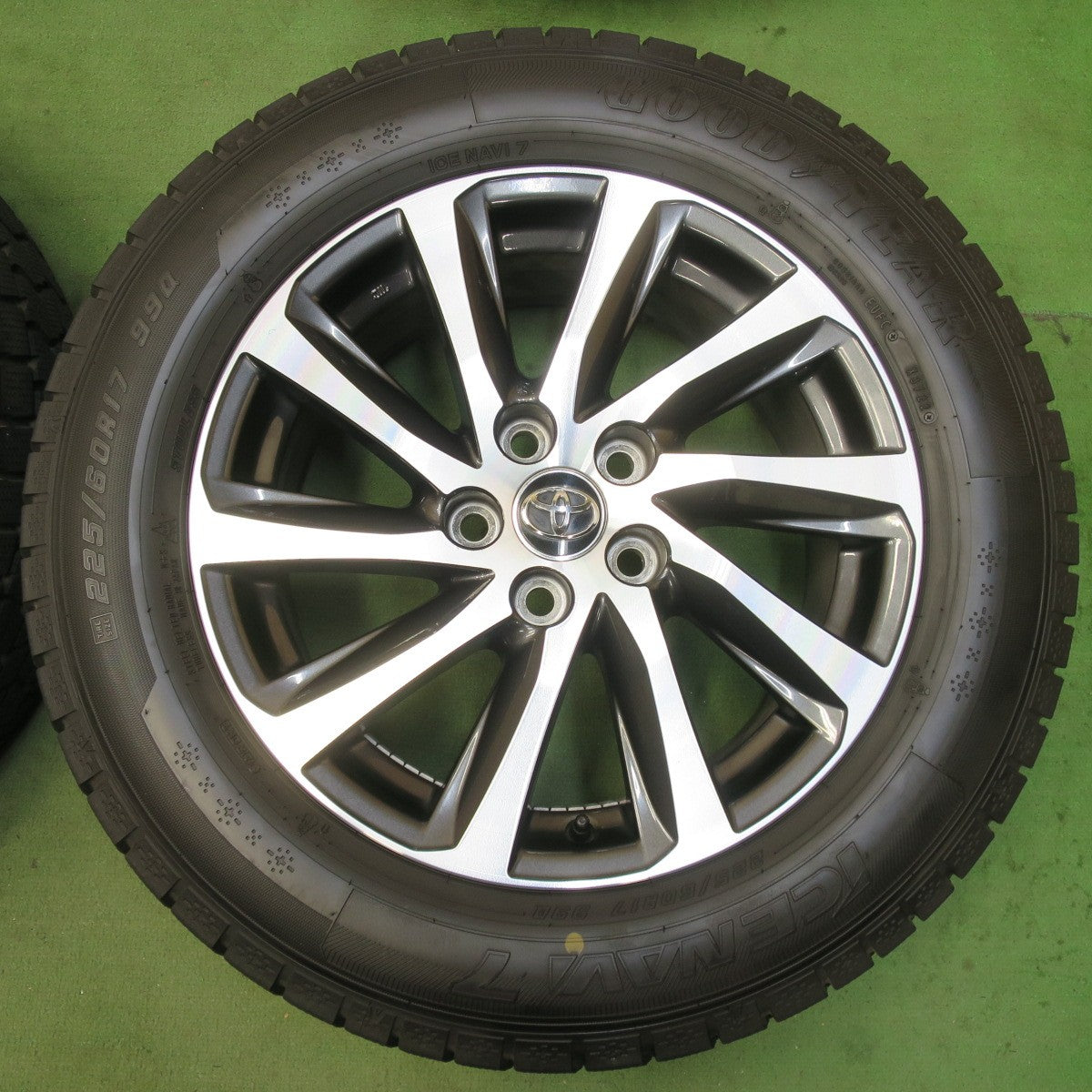 バリ溝!22年!キレイ!9.5分★トヨタ 30系 アルファード ヴェルファイア 純正 225/60R17 スタッドレス グッドイヤー アイスナビ7 17インチ PCD114.3/5H★5101703イス