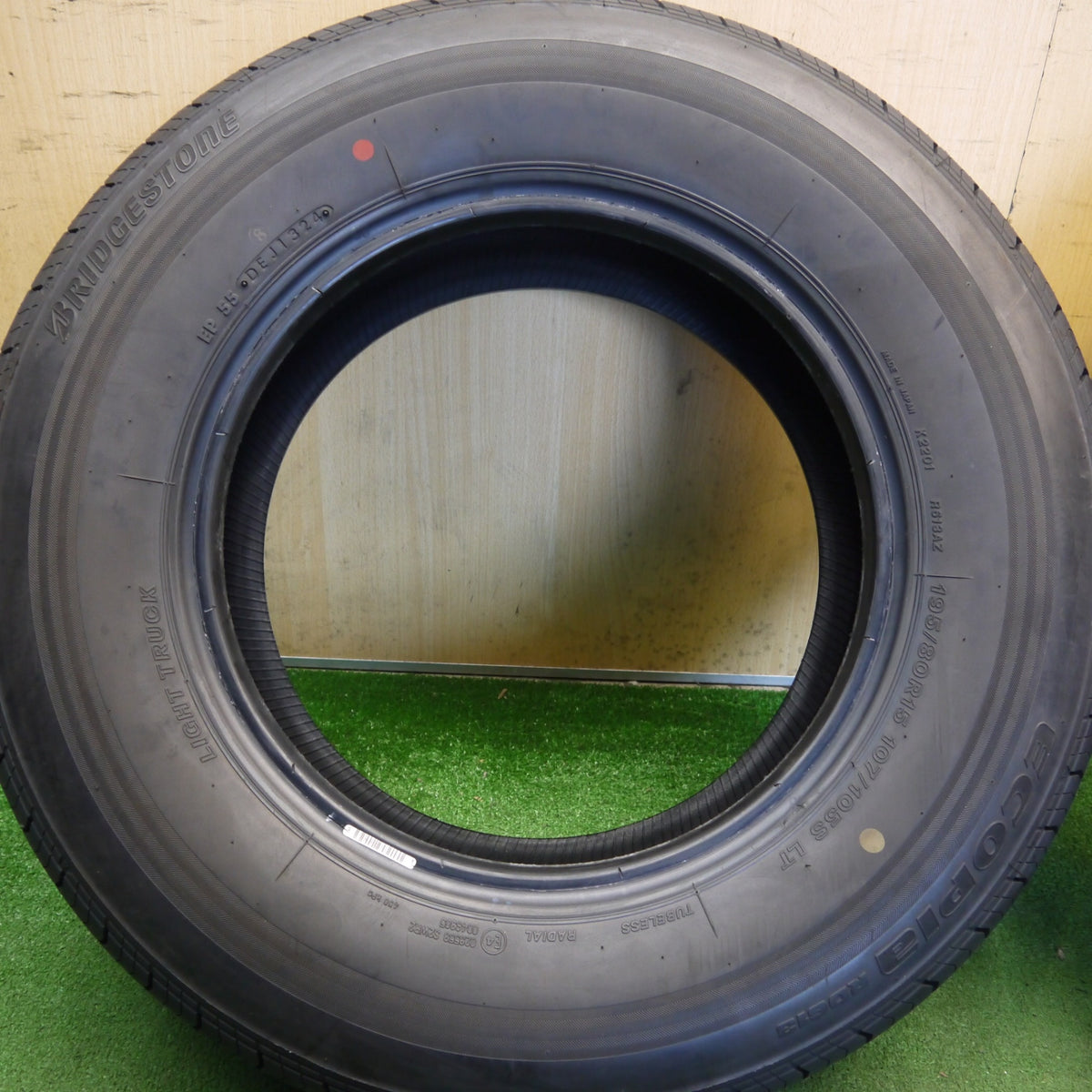新車外し!24年★195/80R15 107/105S ブリヂストン エコピア RD613 タイヤ 15インチ ハイエース キャラバン 等★6071004Hノタ
