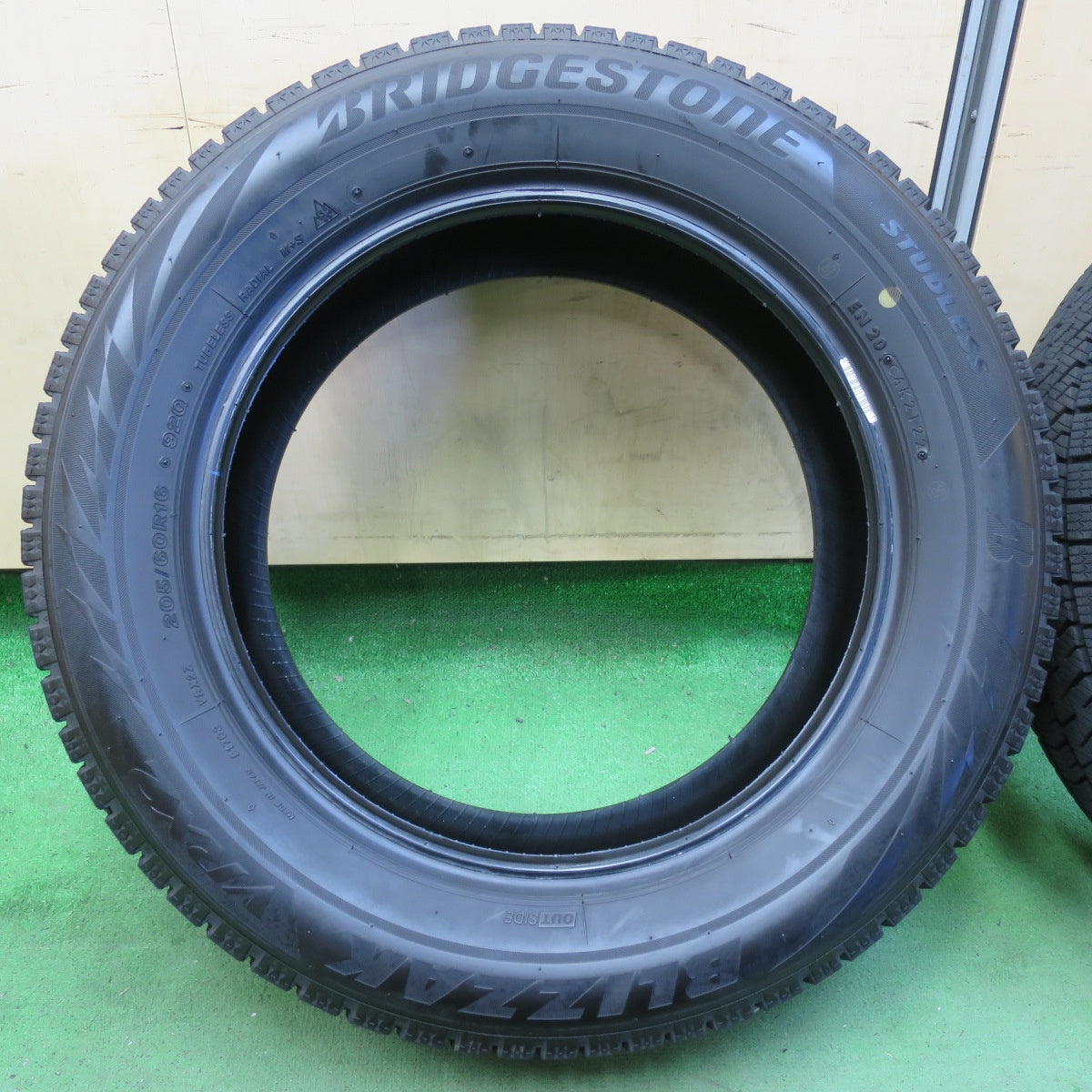 バリ溝!22年!9.5分★スタッドレス 205/60R16 ブリヂストン ブリザック VRX2 タイヤ 16インチ ノア ヴォクシー エスクァイア 等★5041211イスタ