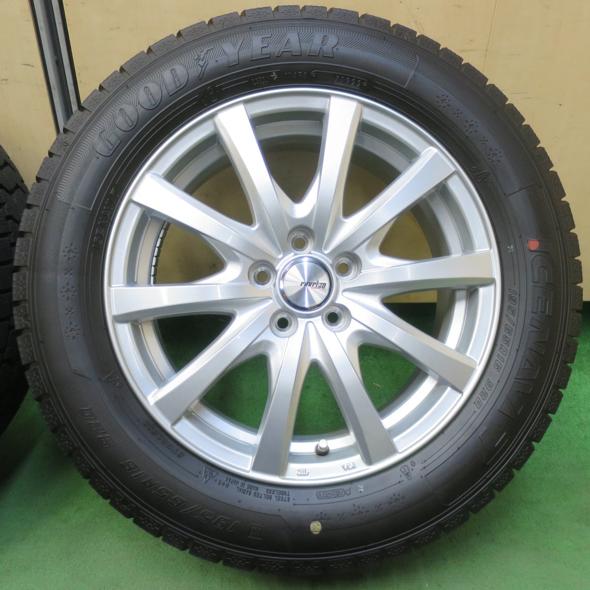 超バリ溝!22年!キレイ!ほぼ10分★ライズ ロッキー 等 195/65R16 スタッドレス グッドイヤー アイスナビ7 ravrion RS01 ラブリオン 16インチ PCD100/5H★5090904イス