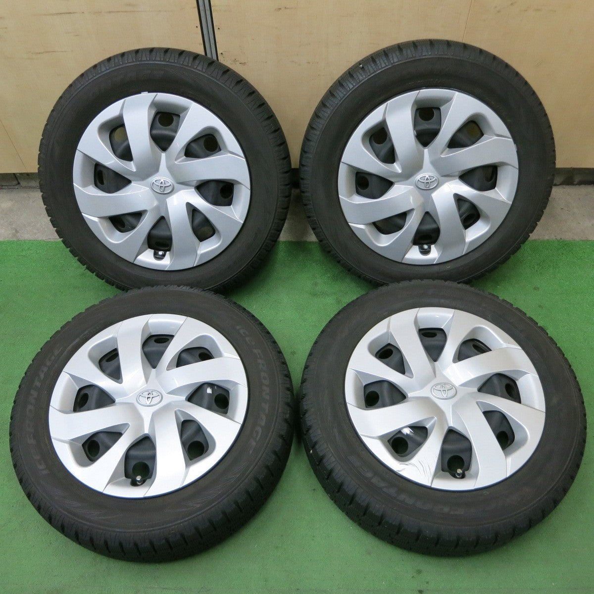バリ溝!9.5分以上★トヨタ シエンタ 純正 スチール 185/60R15 スタッドレス アイスフロンテージ トーヨー 15インチ PCD100/5H★5041604ナス