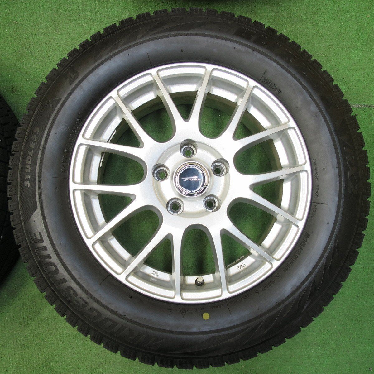 バリ溝!キレイ!8.5分★スタッドレス 215/65R16 ブリヂストン ブリザック VRX2 TOPRUN トップラン 16インチ PCD114.3/5H★4112206イス
