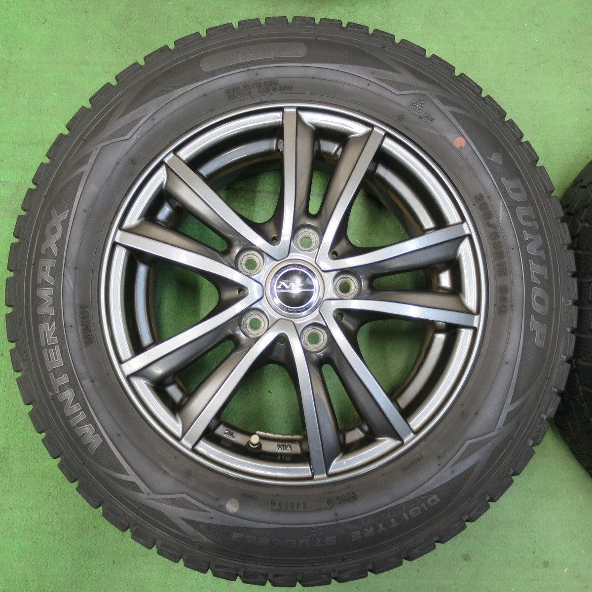バリ溝!9分★スタッドレス 205/65R15 ダンロップ ウインターマックス WM01 NIRVANA NV ニルバーナ ニルヴァーナ 15インチ PCD114.3/5H★5012707イス