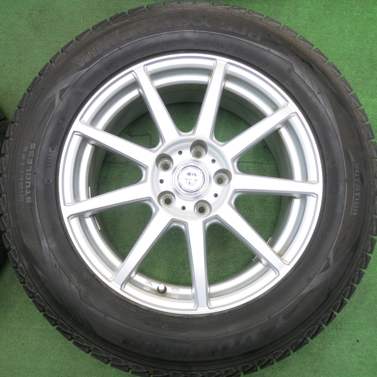 バリ溝!9.5分以上★スタッドレス 225/65R17 ダンロップ ウインターマックス SJ8 VOLGA ヴォルガ 17インチ PCD114.3/5H★5052308HAス