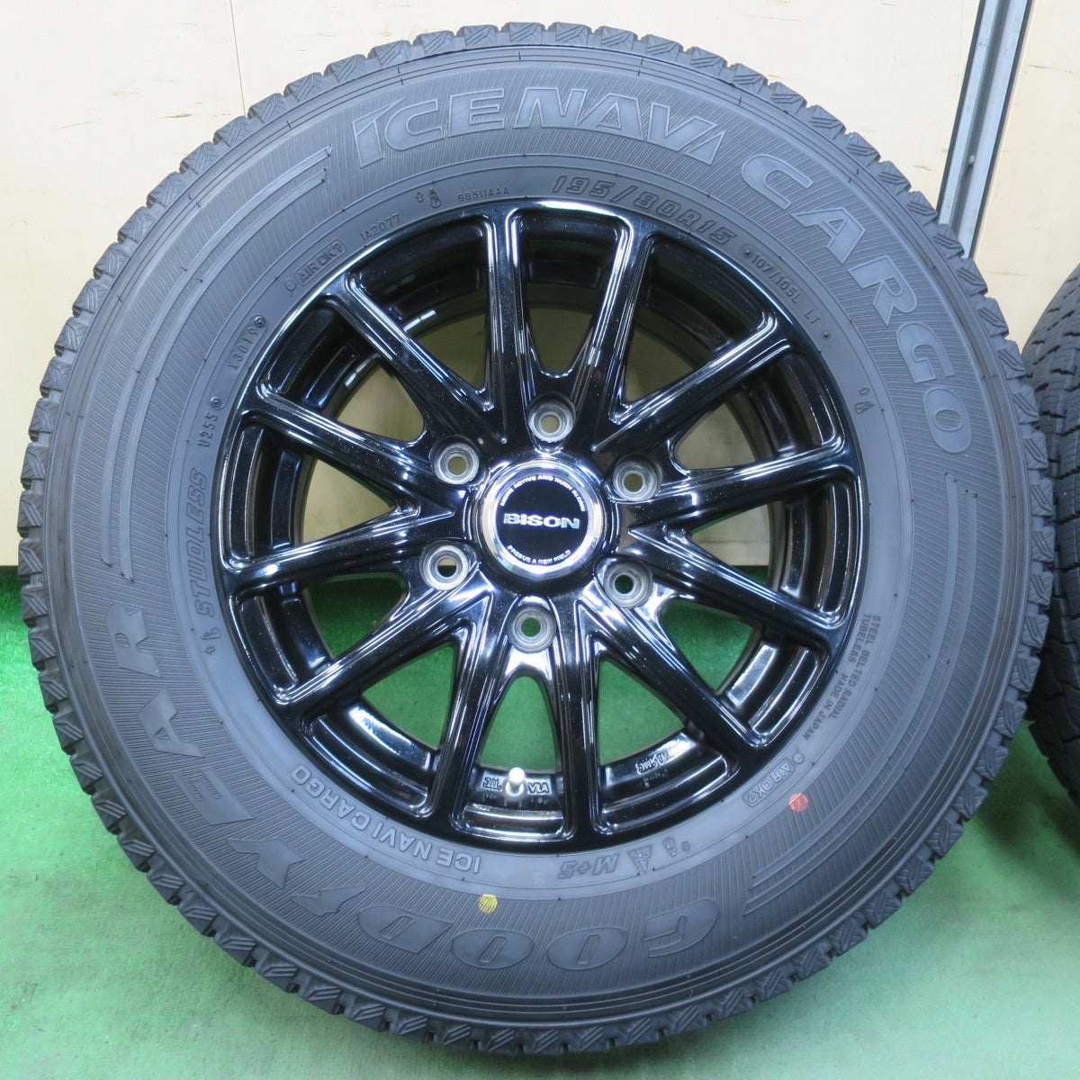 バリ溝!キレイ!9分★200系 ハイエース BISON BN-01 195/80R15 107/105L スタッドレス グッドイヤー アイスナビ カーゴ 15インチ PCD139.7/6H★5102502イス