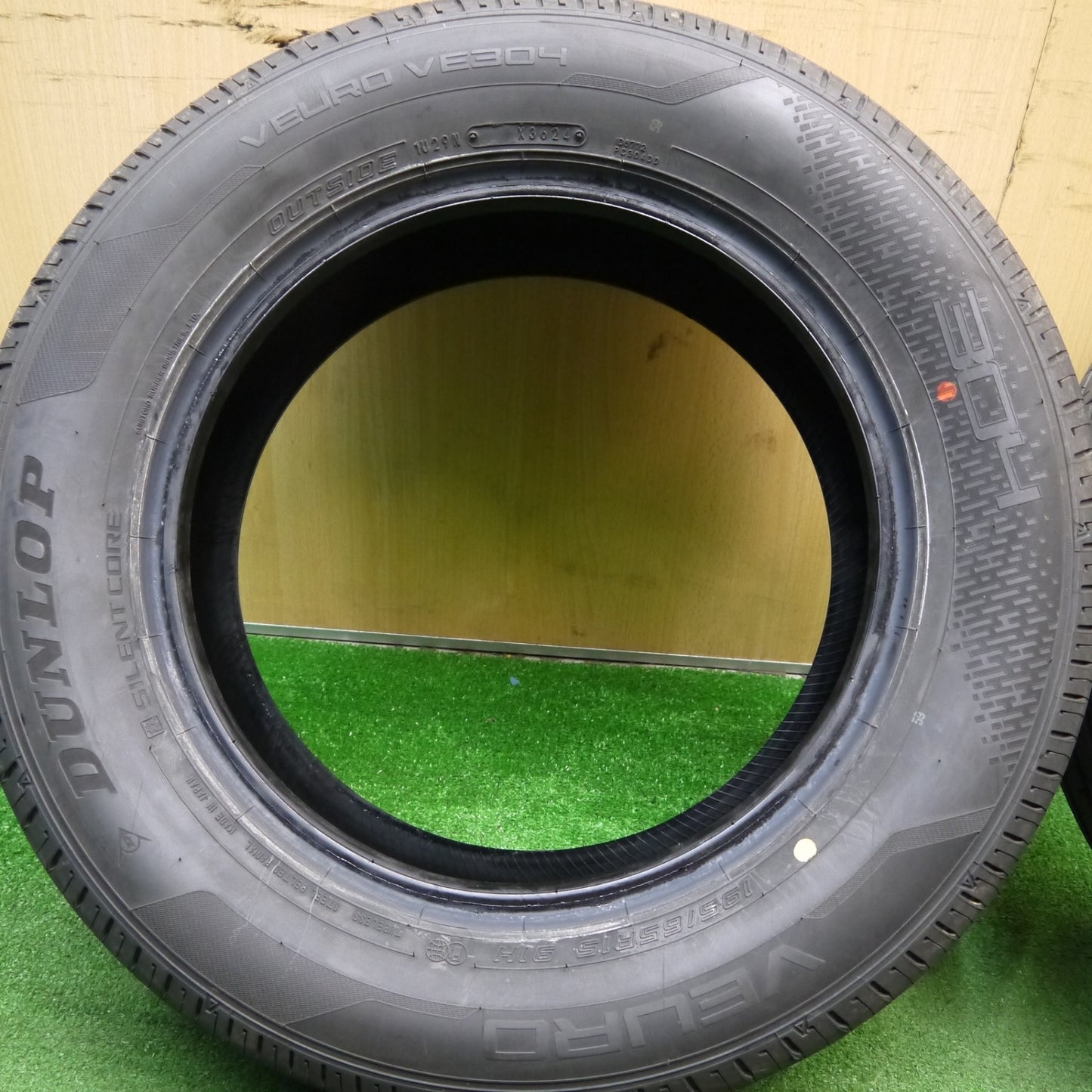 バリ溝!24年!9.5分★195/65R15 ダンロップ VEURO VE304 タイヤ 15インチ プリウス ノア ヴォクシー 等★5041806Hノタ