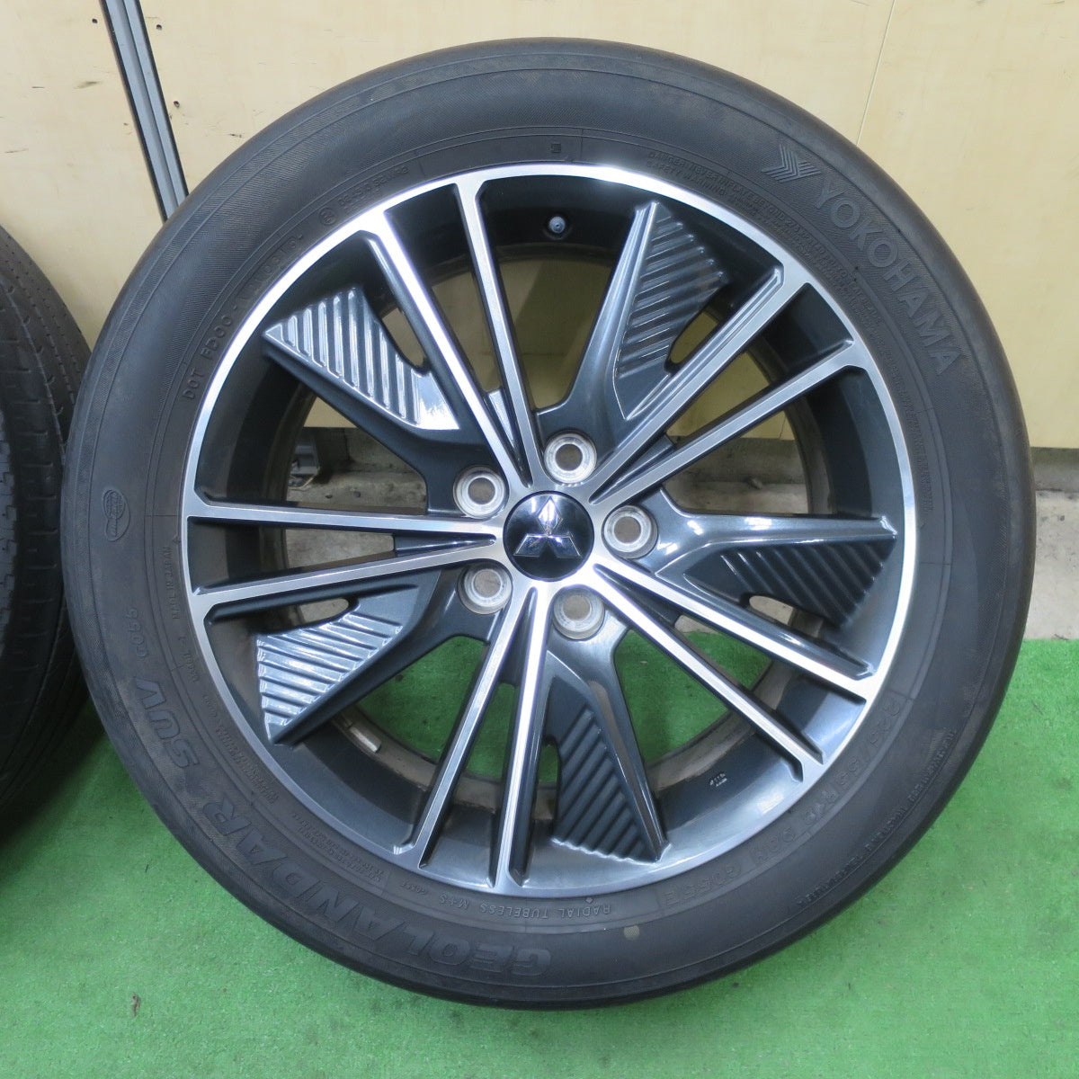 キレイ★三菱 デリカ D:5 アーバンギア 純正 225/55R18 ヨコハマ ジオランダー SUV G055 G055E 18インチ D5 PCD114.3/5H★5090201TTノ