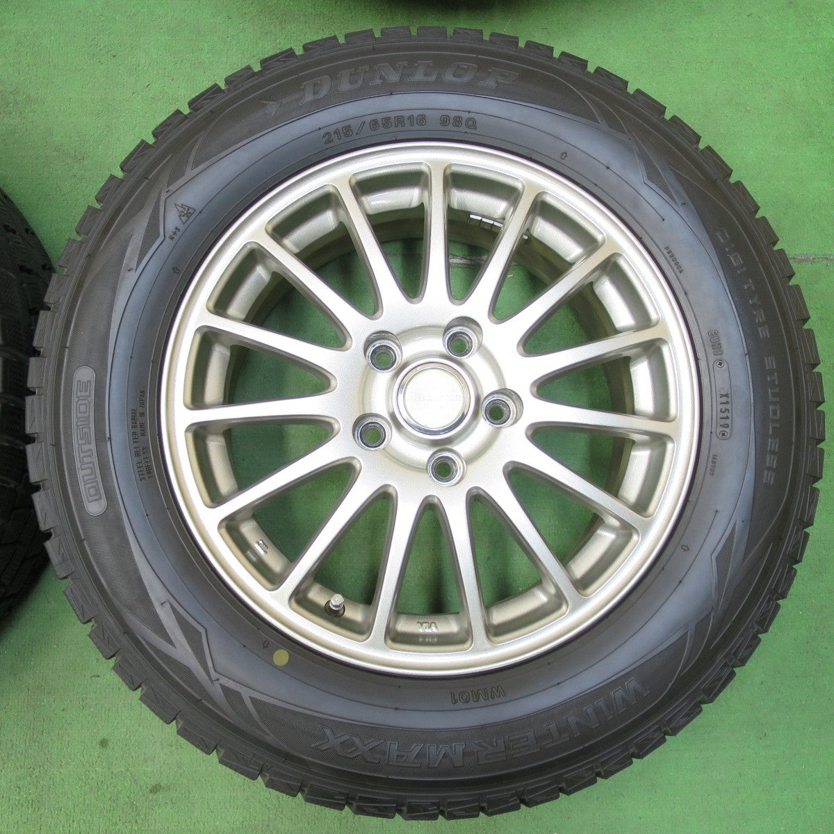 バリ溝!キレイ!9.5分★スタッドレス 215/65R16 ダンロップ ウインターマックス WM01 ECO FORME エコフォルム 16インチ PCD114.3/5H★5012103イス