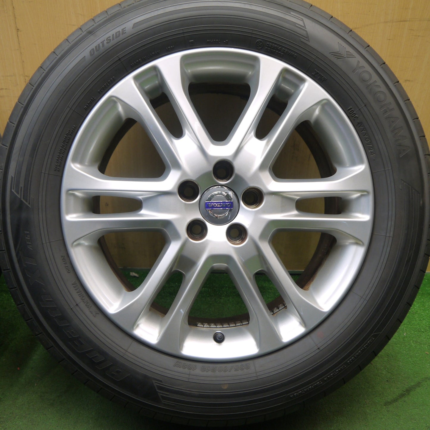 バリ溝!24年!キレイ!9.5分★ボルボ XC60 純正 235/60R18 ヨコハマ BluEarth-XT AE61 18インチ PCD108/5H★5090204Hノ