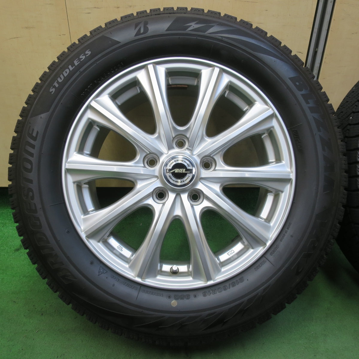 バリ溝!23年!キレイ!9.5分★スタッドレス 215/60R16 ブリヂストン ブリザック VRX2 AXEL アクセル 16インチ PCD114.3/5H★5090901イス
