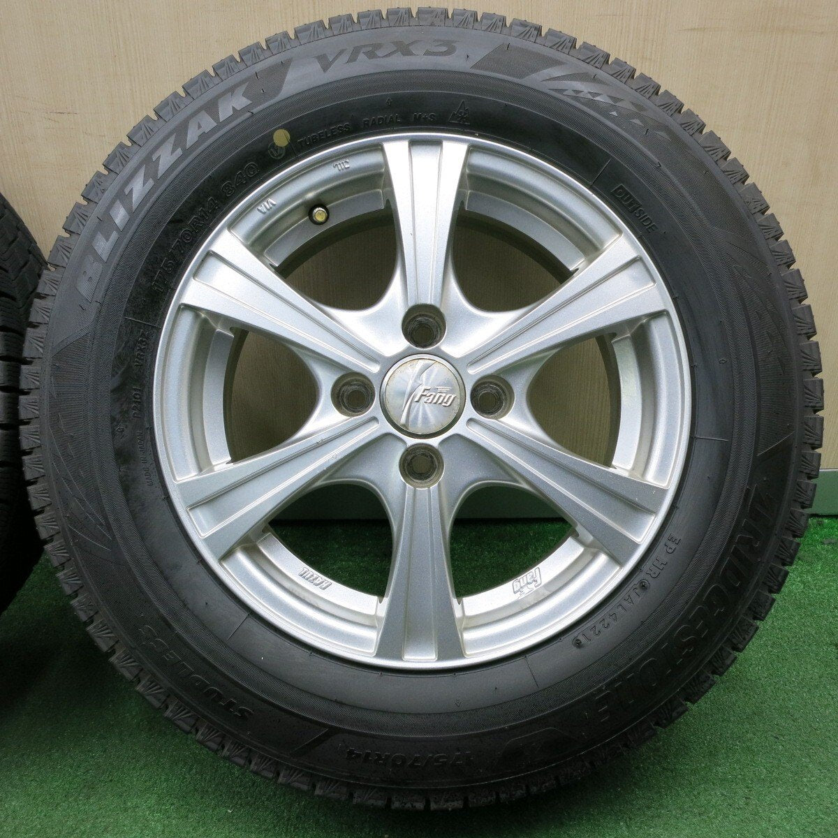 バリ溝!21年!9.5分以上★スタッドレス 175/70R14 ブリヂストン ブリザック VRX3 Fang ファング PCD100/4H★4031901NJス