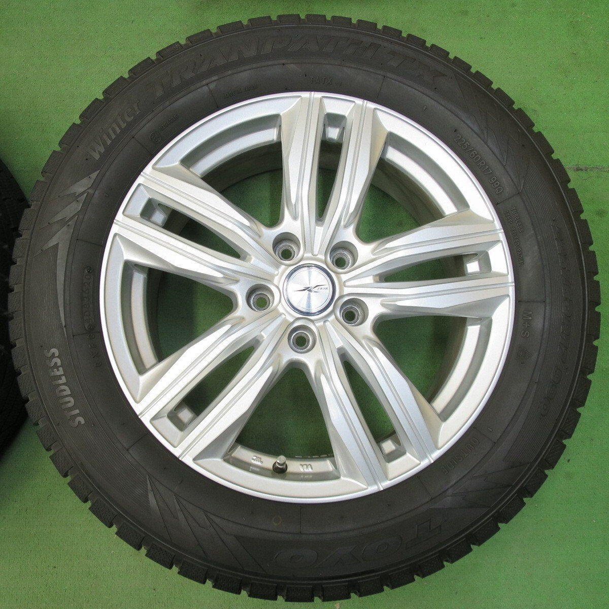 バリ溝!キレイ!9.5分以上★スタッドレス 225/60R17 トーヨー ウインター トランパス TX JOKER ジョーカー 17インチ PCD114.3/5H★5032401イス