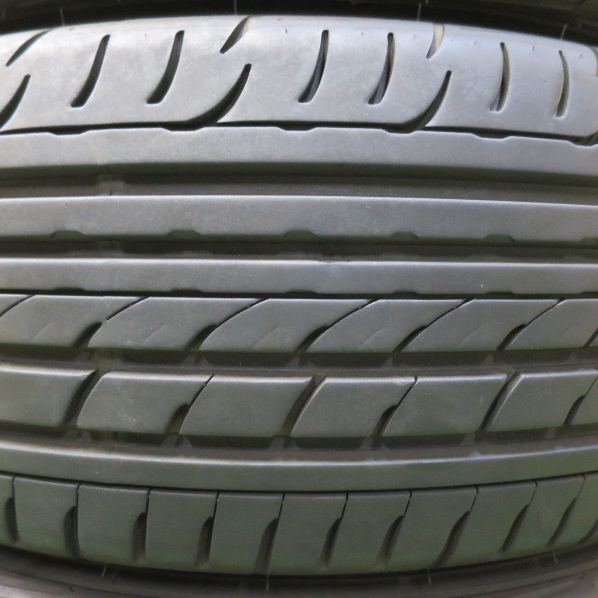 バリ溝!24年!9.5分★215/65R16 109/107L ダンロップ RV503 タイヤ 16インチ ハイエース キャラバン 等★5092208イノタ