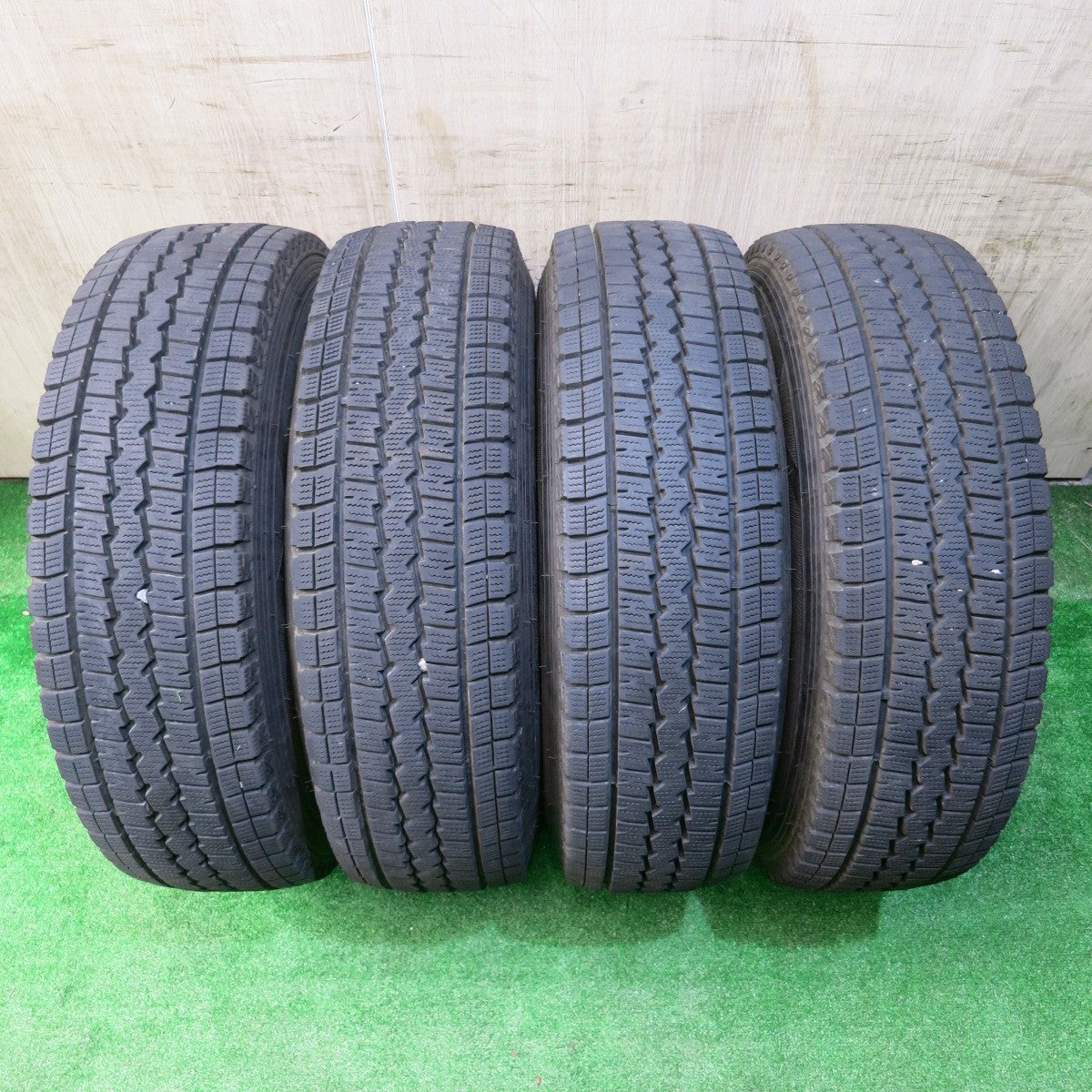 バリ溝!22年!キレイ!9.5分★スタッドレス 195/80R15 107/105L ダンロップ ウインターマックス SV01 PRODITA HC プロディータ 15インチ PCD139.7/6H★5051603NJス