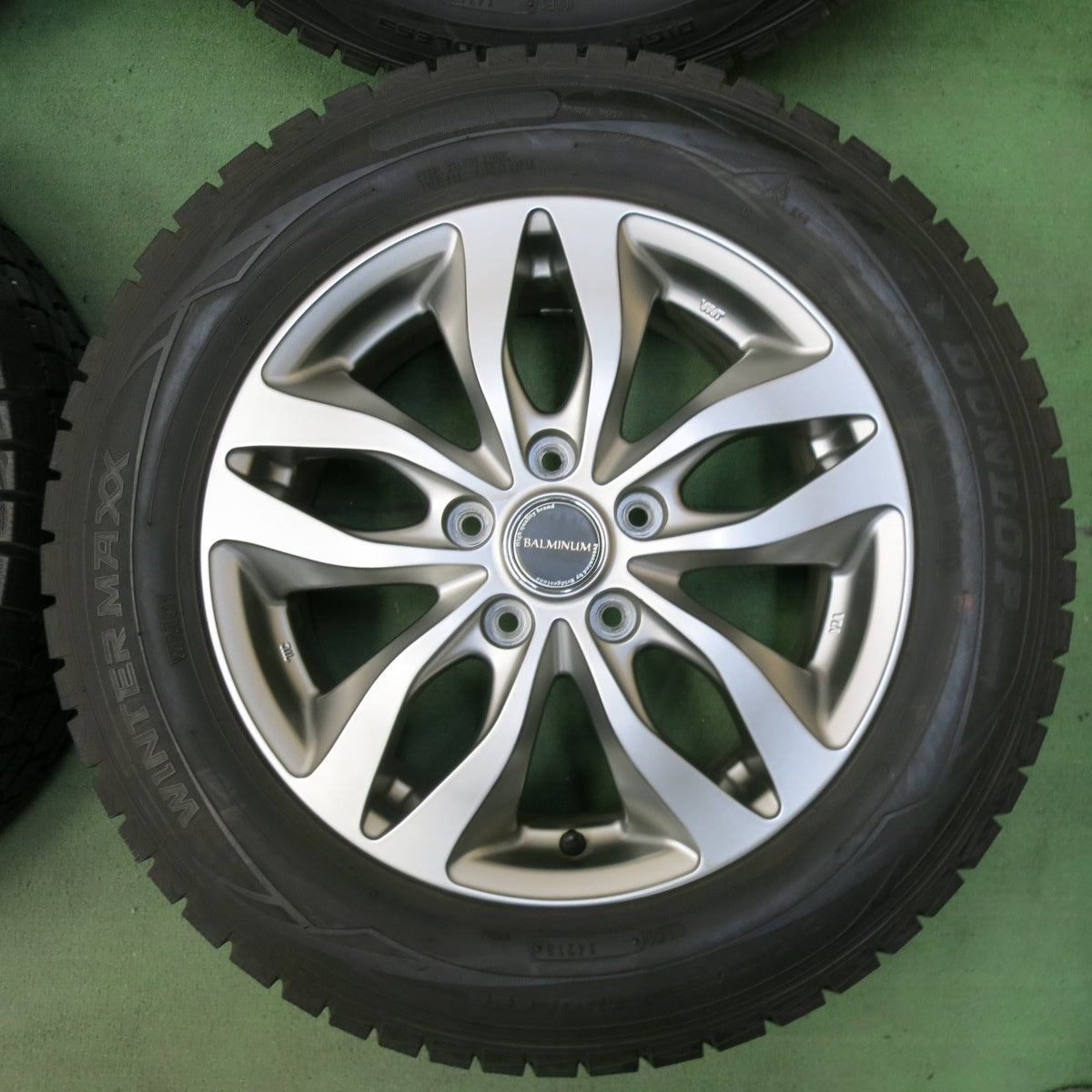 バリ溝!キレイ!9.5分以上★スタッドレス 215/60R16 ダンロップ ウインターマックス WM01 BALMINUM バルミナ 16インチ PCD114.3/5H★5043011SYス
