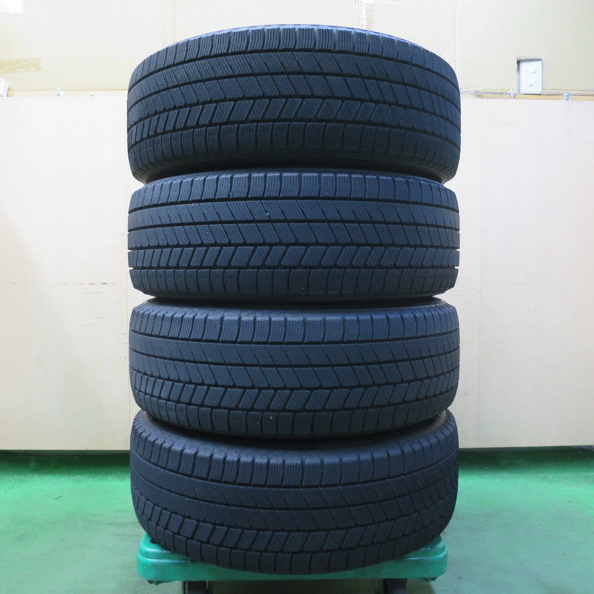 バリ溝!24年!キレイ!ほぼ10分★スタッドレス 225/60R17 ブリヂストン ブリザック VRX3 PREO プレオ 17インチ PCD114.3/5H★5082108イス