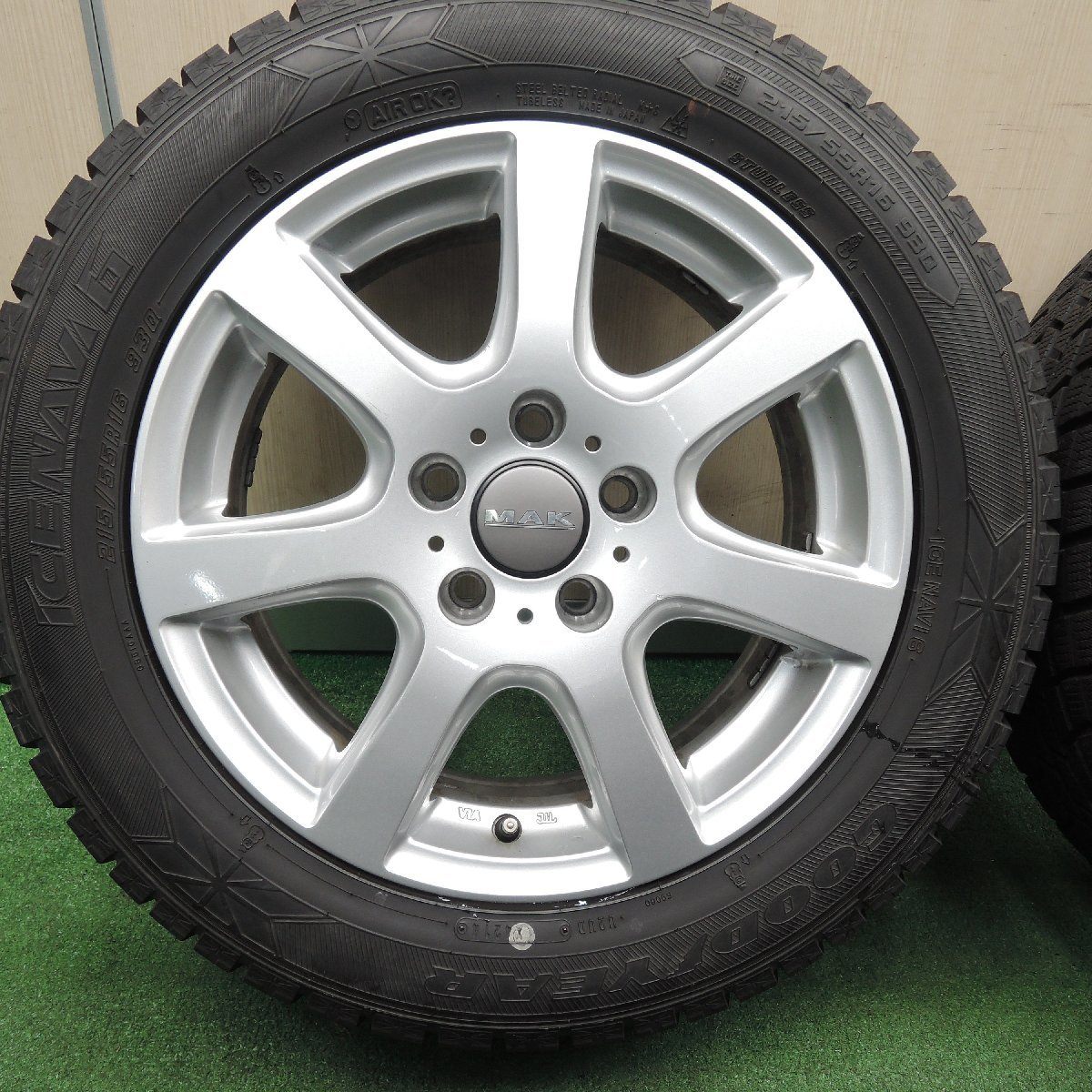 バリ溝!キレイ!9.5分★ワーゲン 等 MAK 215/55R16 スタッドレス グッドイヤー アイスナビ6 16インチ PCD112/5H★4010906TNス