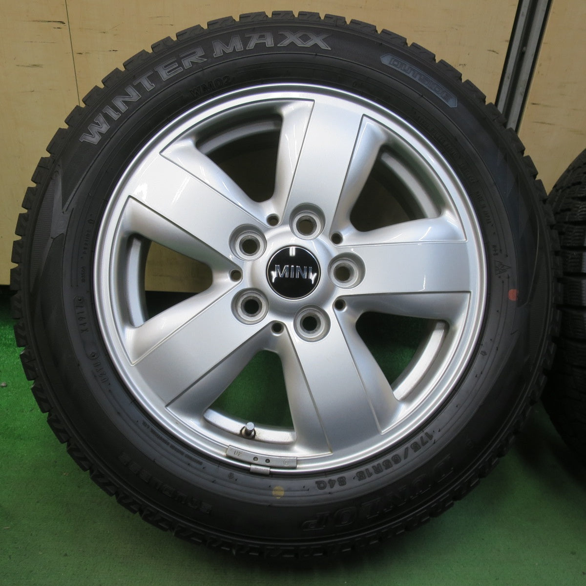 バリ溝!キレイ!9.5分★MINI F55 F56 ミニ クーパー 純正 175/65R15 スタッドレス ダンロップ ウインターマックス WM02 15インチ PCD112/5H★5103114イス