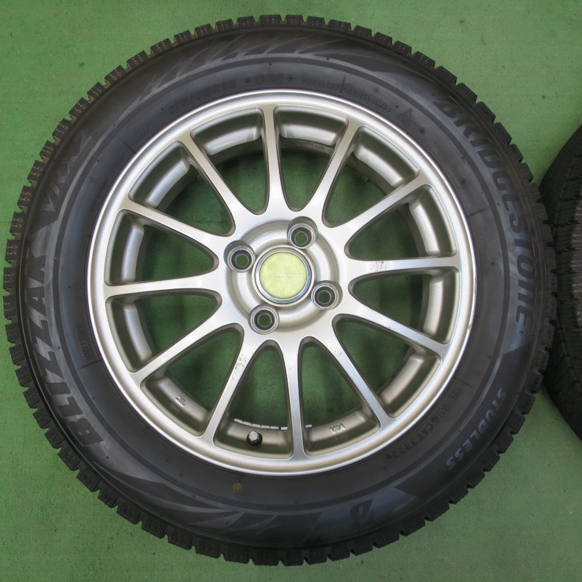 バリ溝!23年!ほぼ10分★スタッドレス 175/65R15 ブリヂストン ブリザック VRX2 ECO FORME エコフォルム 15インチ PCD100/4H★5081105イス