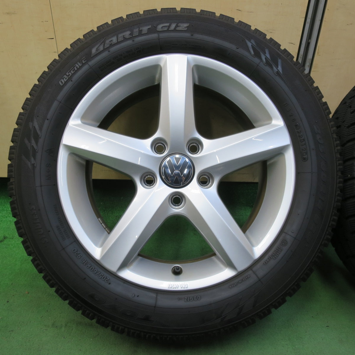 バリ溝!キレイ!9分★ワーゲン ゴルフ 純正 BORBET 205/60R16 スタッドレス トーヨー オブザーブ ガリット GIZ 16インチ ボルベット PCD112/5H★5082603イス