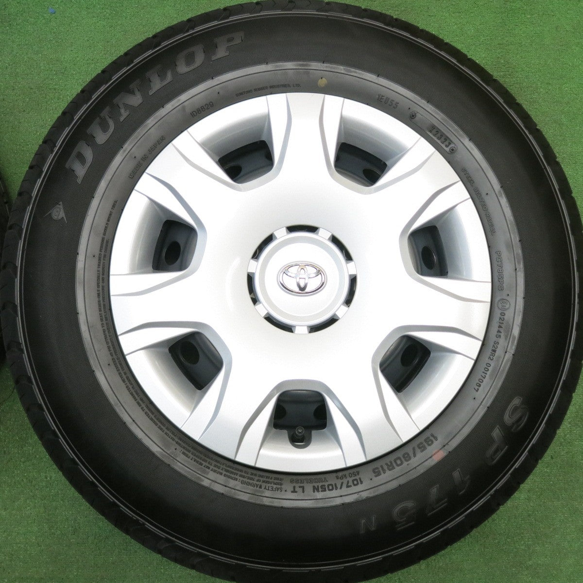 新車外し!23年★トヨタ 200系 ハイエース 純正 スチール 195/80R15 107/105N ダンロップ SP175N 15インチ PCD139.7/6H★5042709HAノ