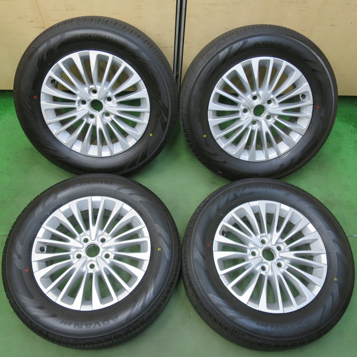 新車外し!24年★トヨタ 40系 アルファード ヴェルファイア 純正 225/65R17 ヨコハマ アドバン V03 17インチ PCD120/5H★5102805イノ