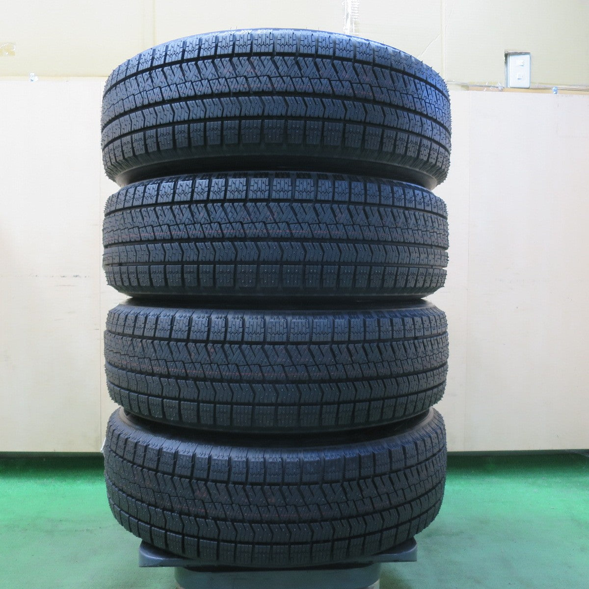 未使用!22年★スタッドレス 195/60R17 ブリヂストン ブリザック VRX2 IOTA LA STRADA 阿部商会 ラ ストラーダ イオタ 17インチ PCD114.3/5H★5072803イス