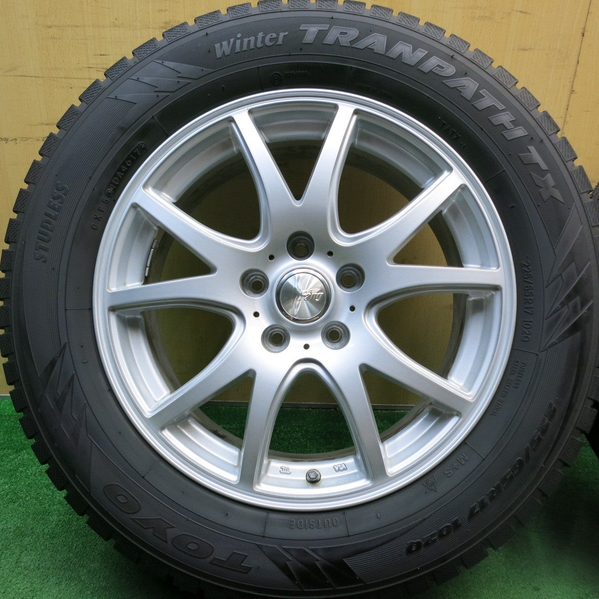 バリ溝!キレイ!ほぼ10分★スタッドレス 225/65R17 トーヨー ウインター トランパス TX Fang ファング 17インチ PCD114.3/5H★5072603HAス