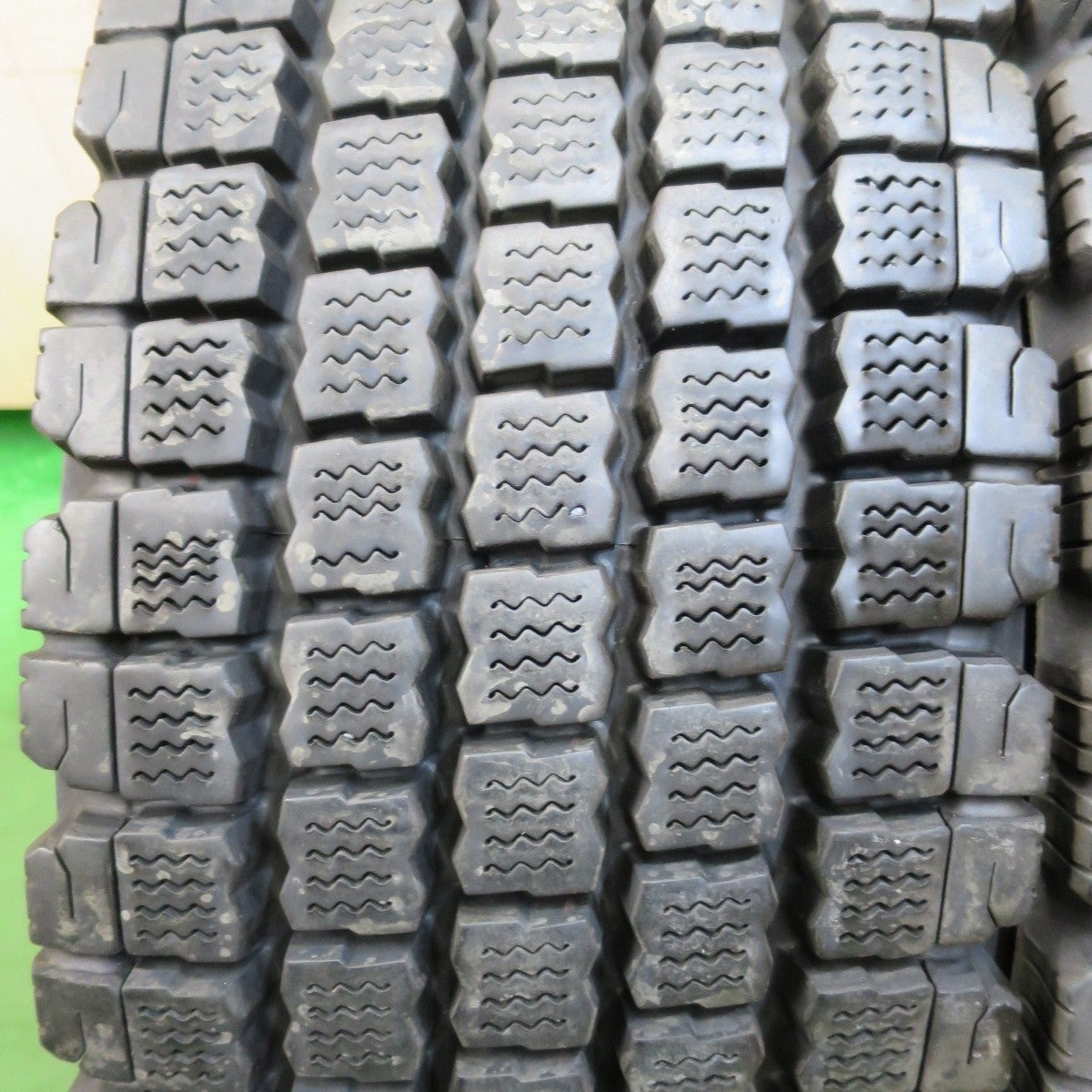 バリ溝!22年!9.5分!2本★トラック タイヤ 265/70R19.5 140/138J スタッドレス ブリヂストン W910 19.5インチ★5021409イスタ