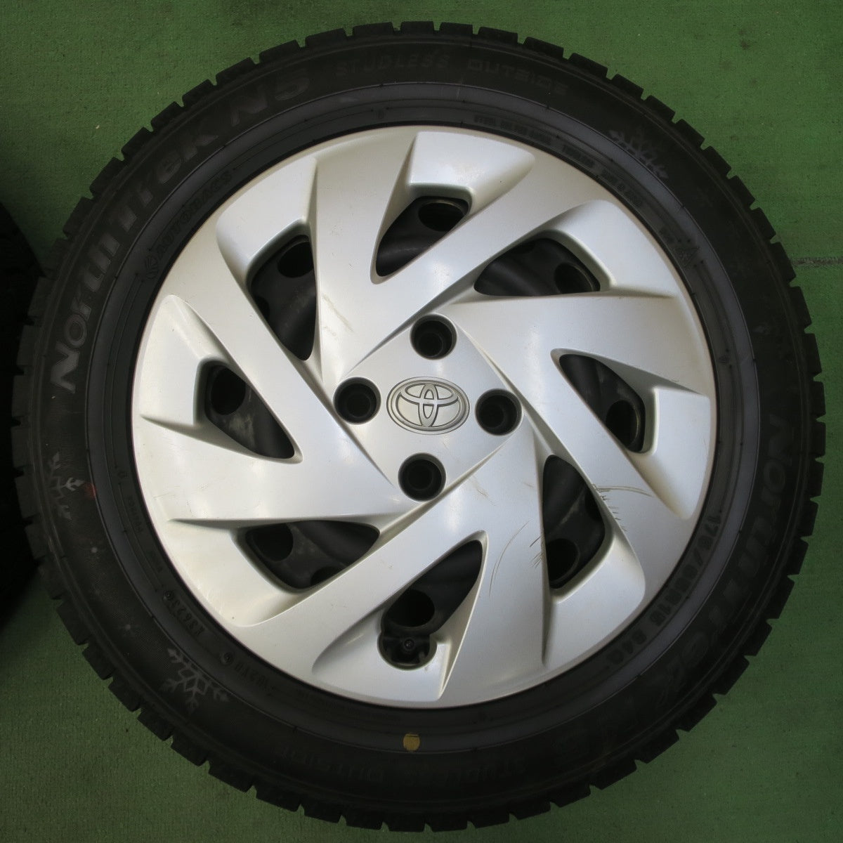 バリ溝!23年!ほぼ10分★トヨタ アクア 純正 スチール 175/65R15 スタッドレス オートバックス ノーストレック N5 15インチ PCD100/4H★5071905イス
